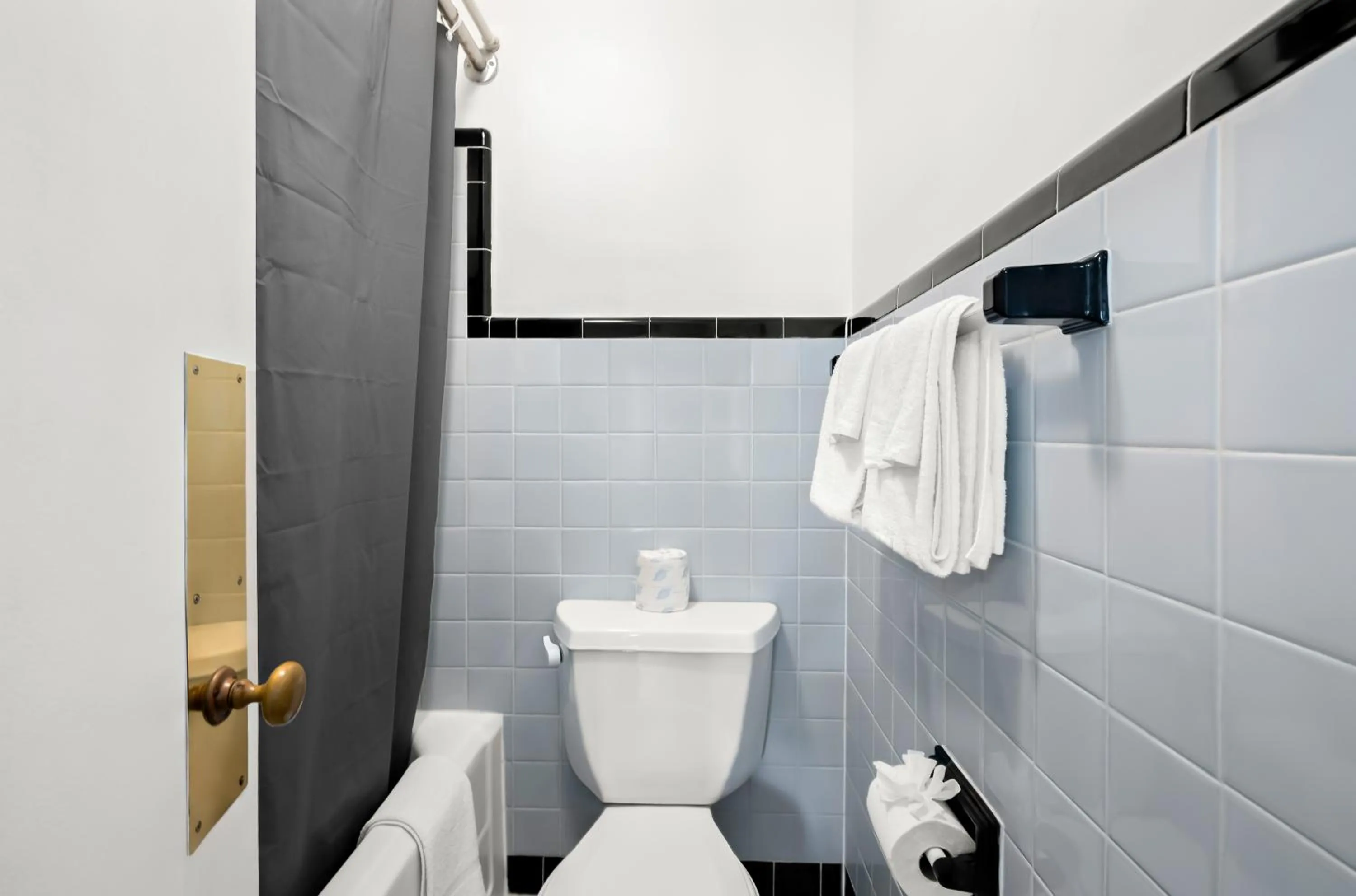 Shower in Americas Best Value Inn Historic Clewiston Inn