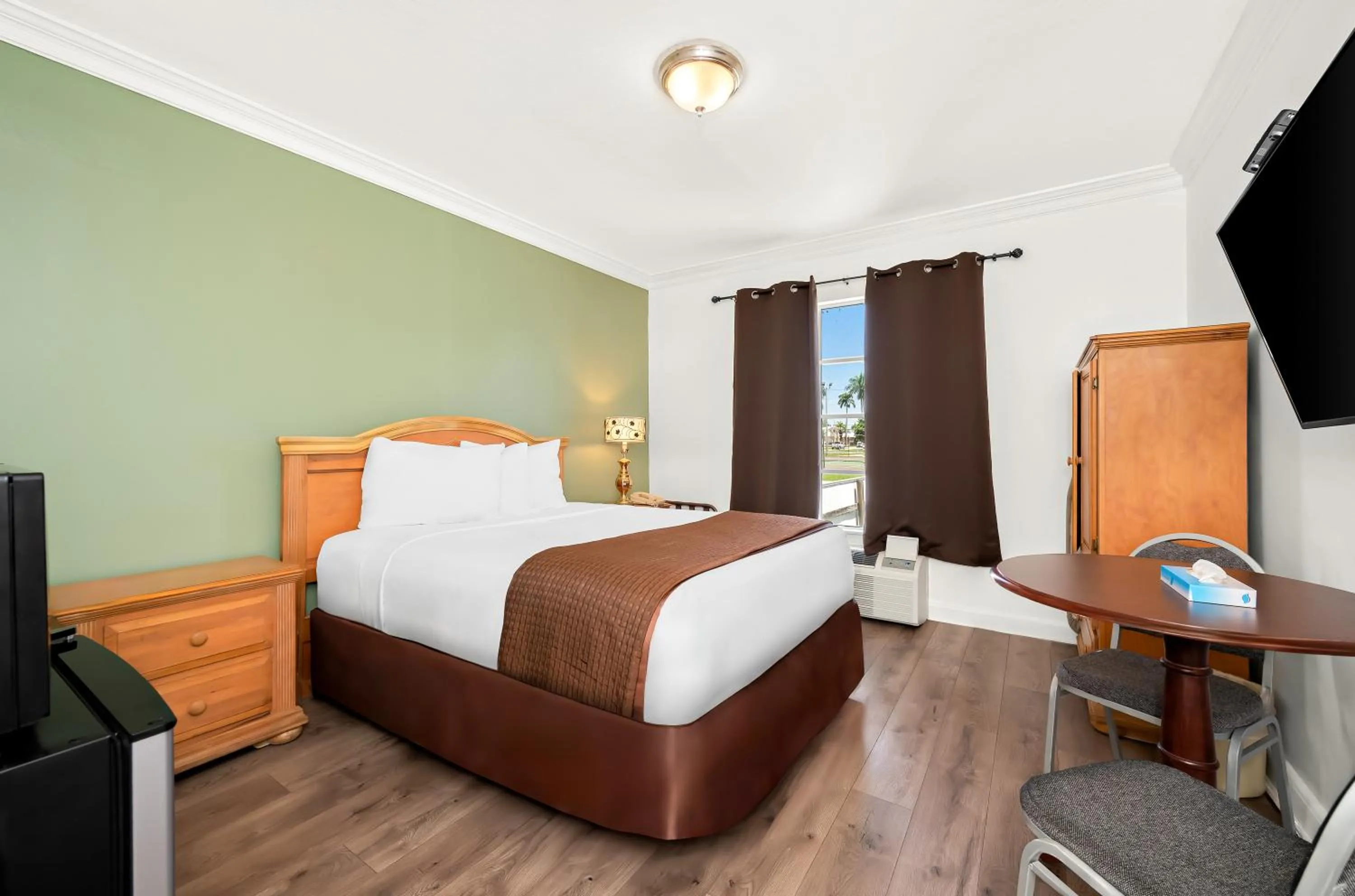 Bed in Americas Best Value Inn Historic Clewiston Inn