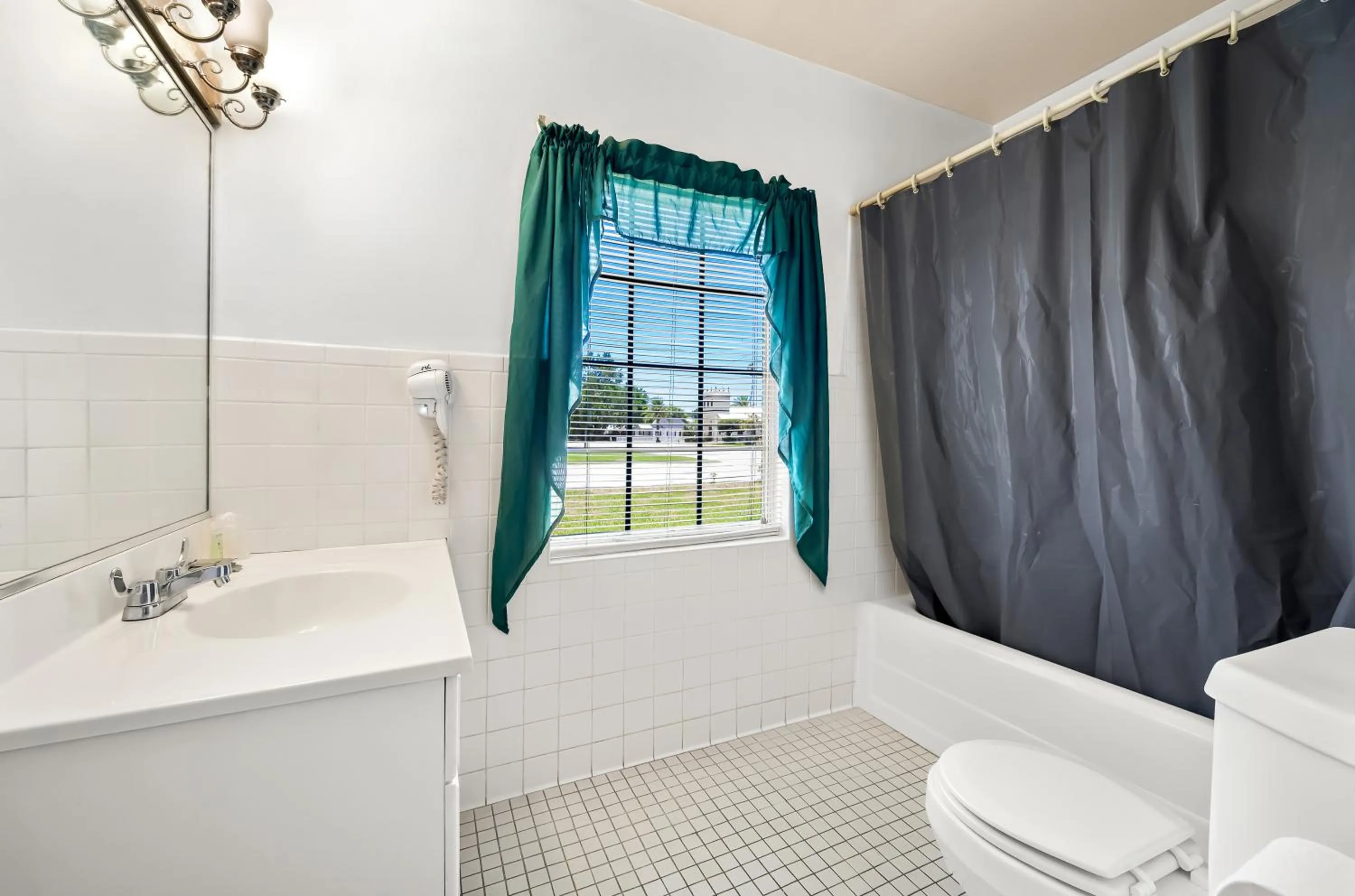 Shower in Americas Best Value Inn Historic Clewiston Inn