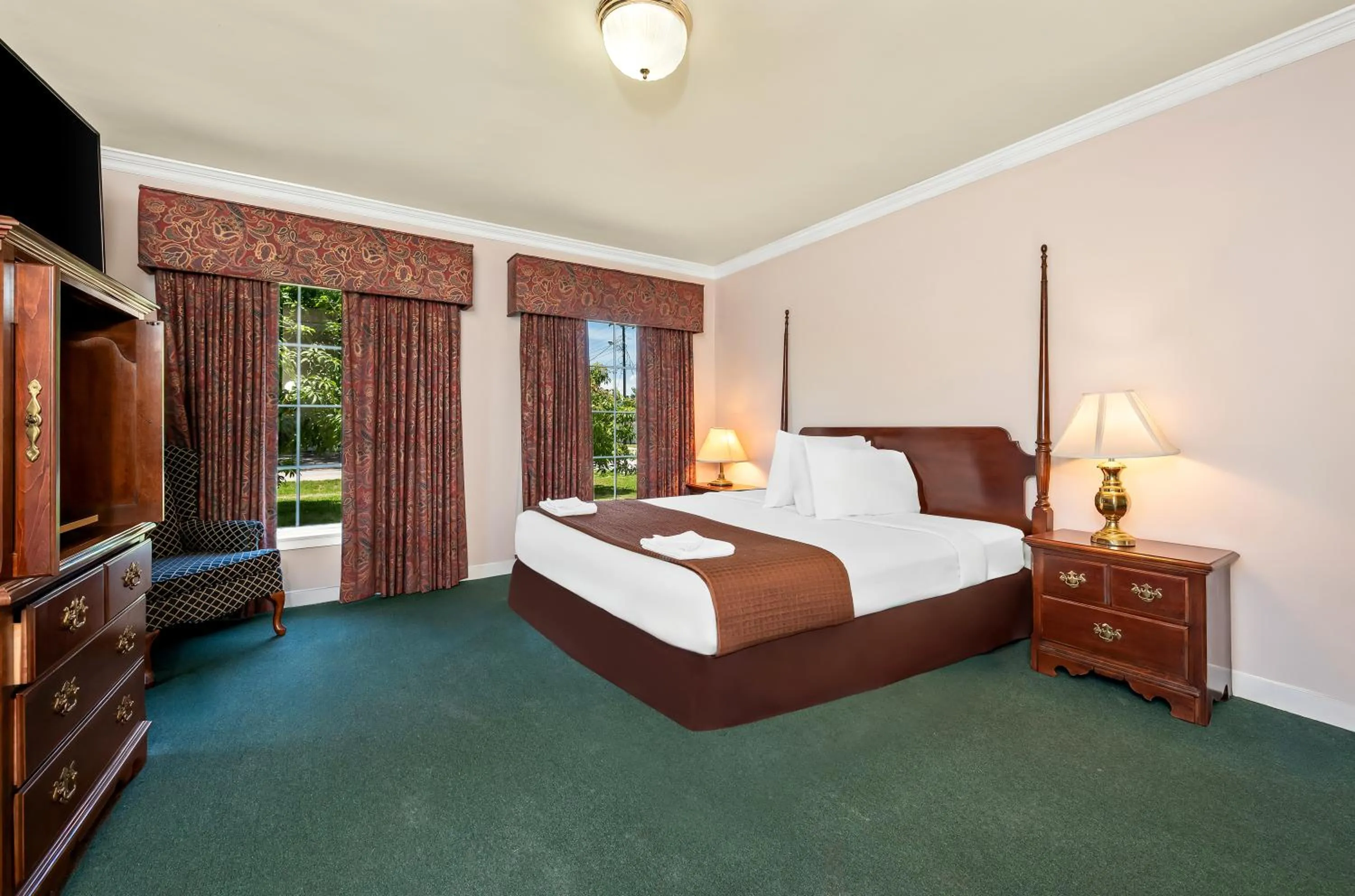 TV and multimedia in Americas Best Value Inn Historic Clewiston Inn