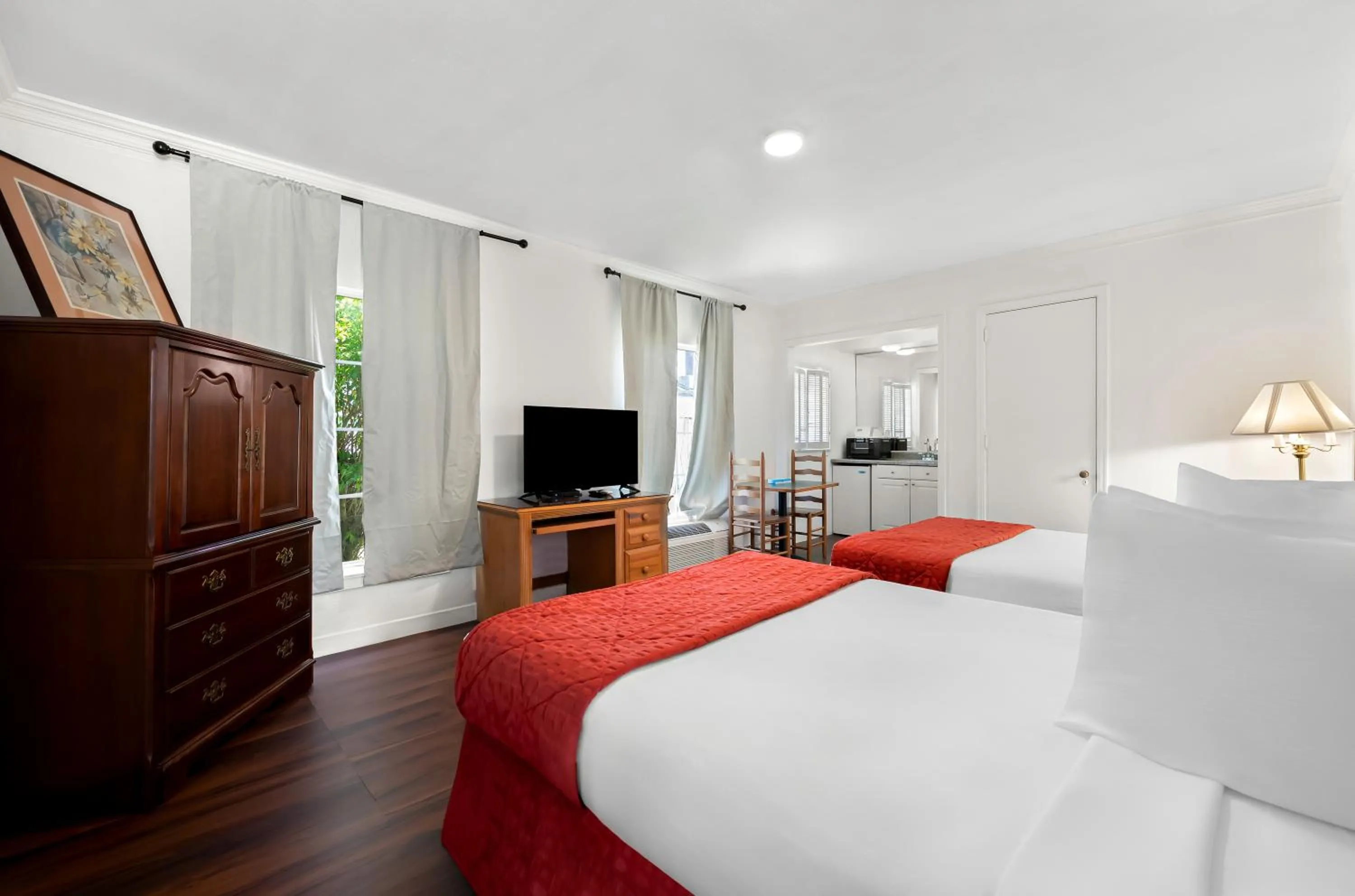 TV and multimedia in Americas Best Value Inn Historic Clewiston Inn