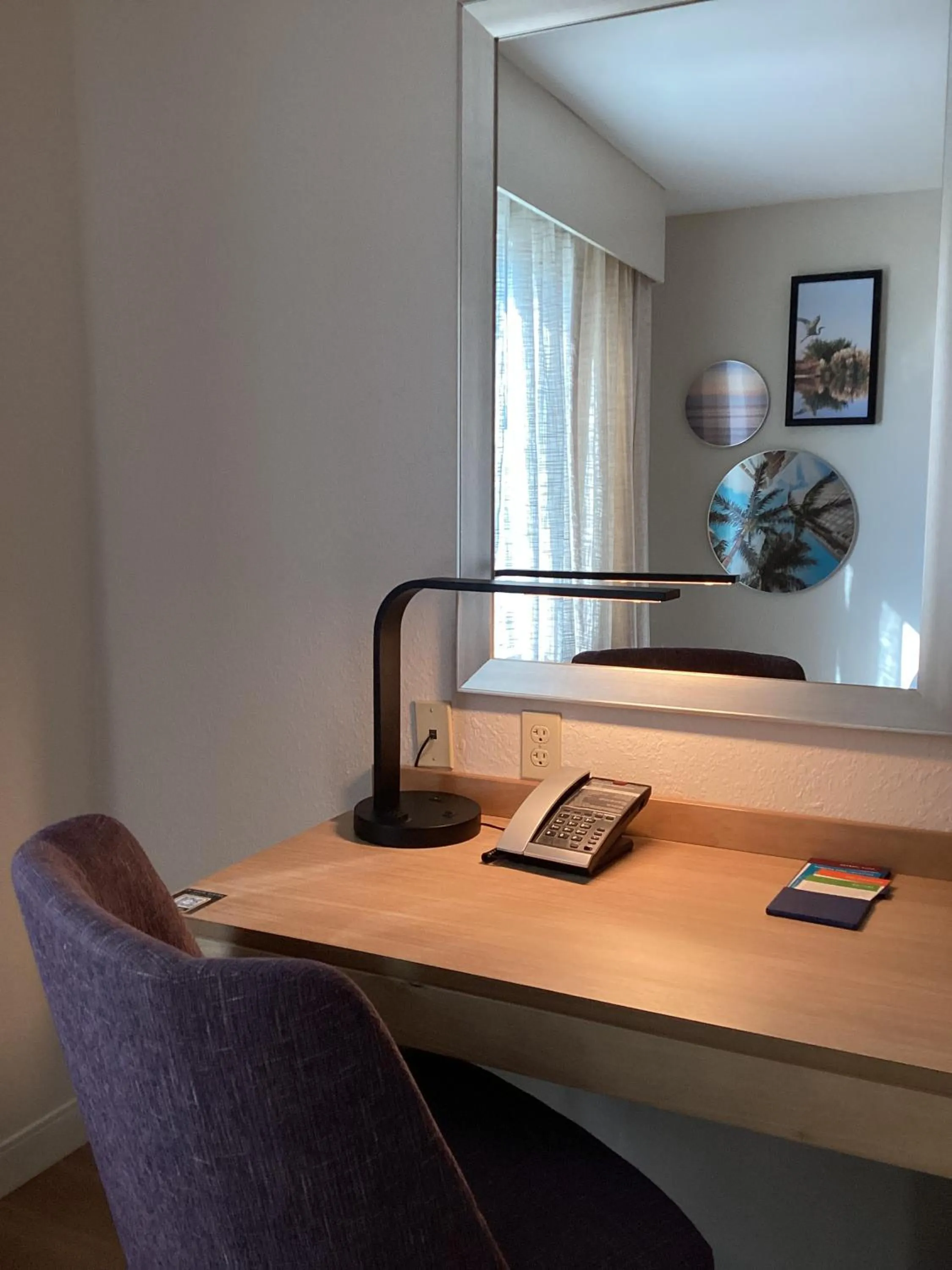 Seating area in Hampton Inn & Suites by Hilton Miami Downtown/Brickell