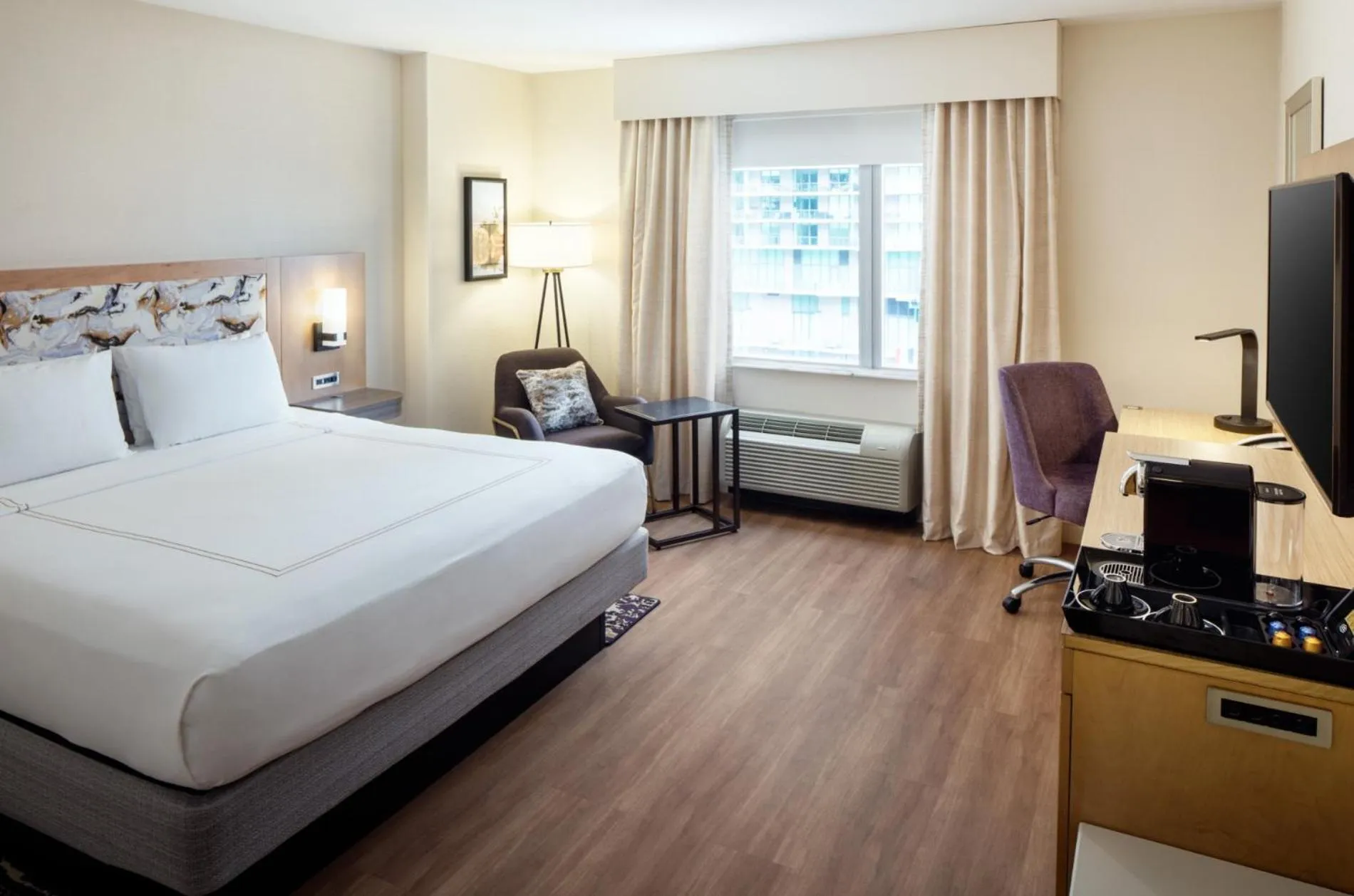 Bedroom, Bed in Hampton Inn & Suites by Hilton Miami Downtown/Brickell