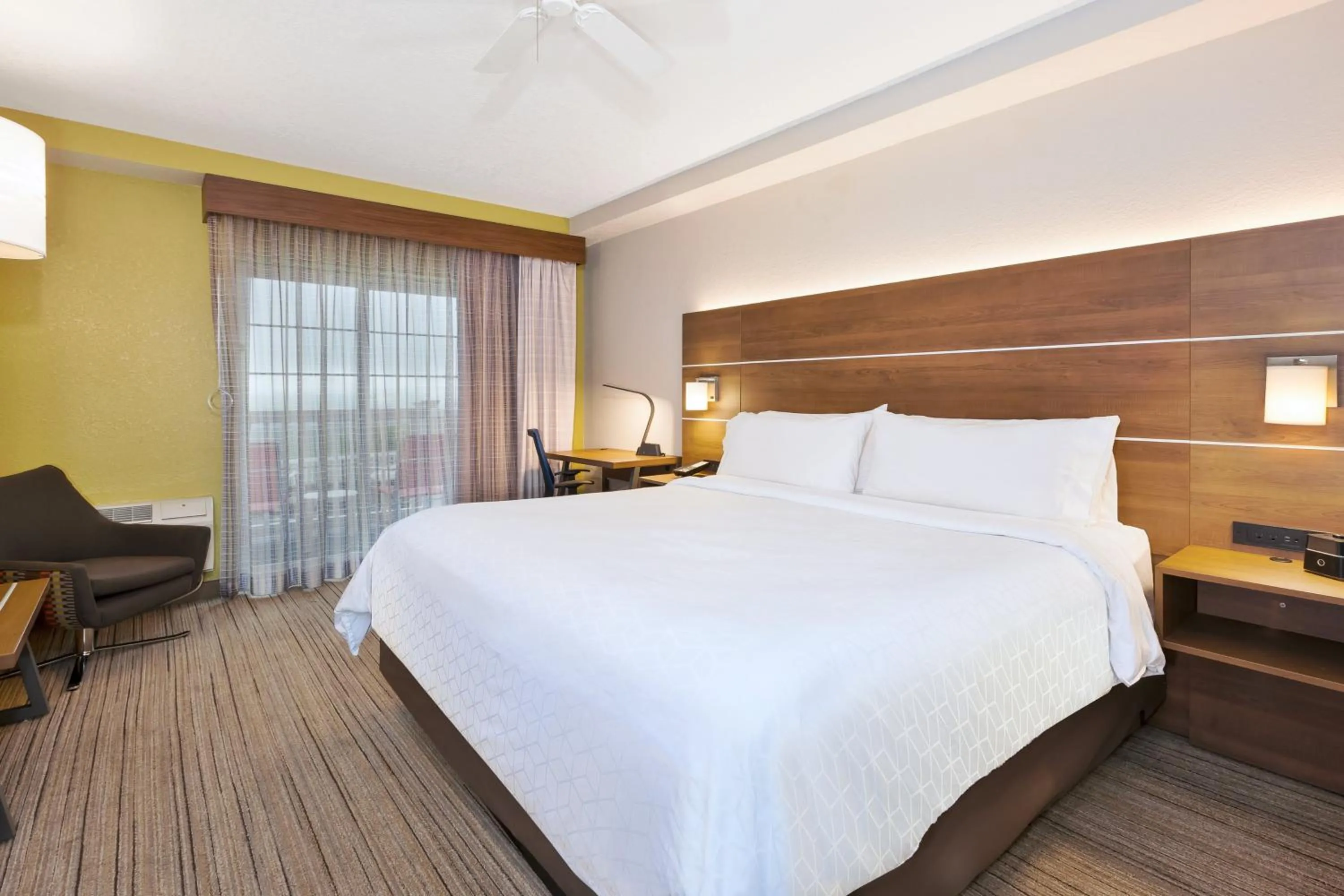 Photo of the whole room, Bed in Holiday Inn Express Hotel & Suites Petoskey by IHG