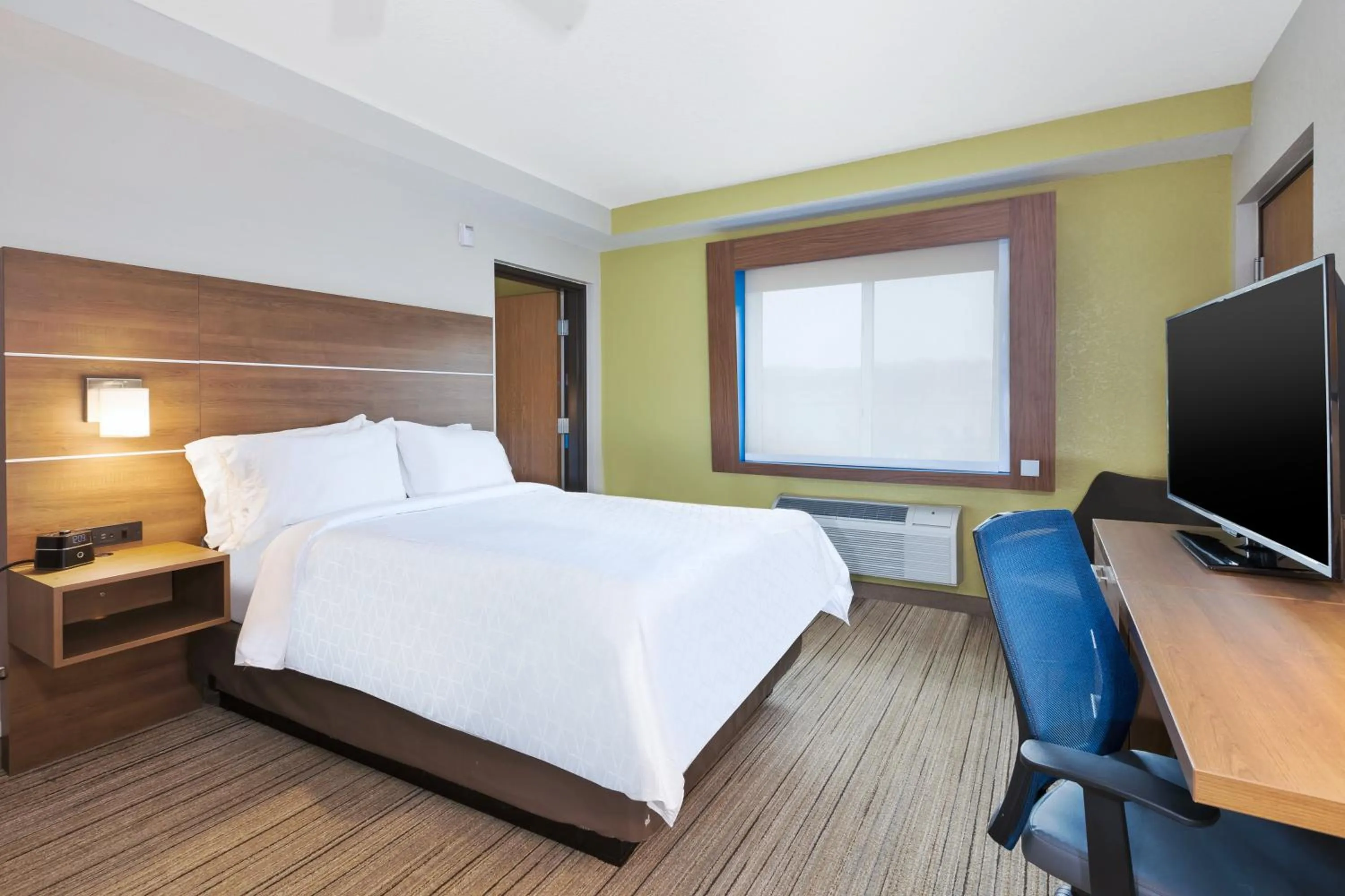 Photo of the whole room, Bed in Holiday Inn Express Hotel & Suites Petoskey by IHG