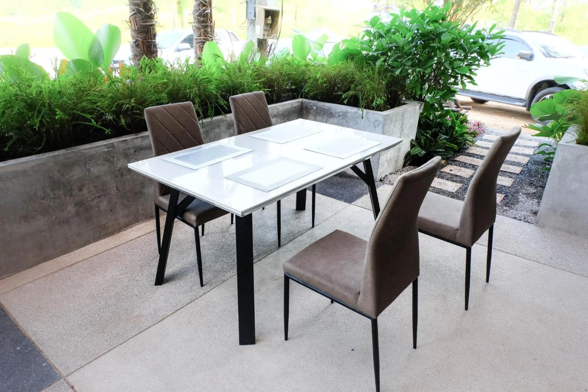 Garden view in The Glory Gold