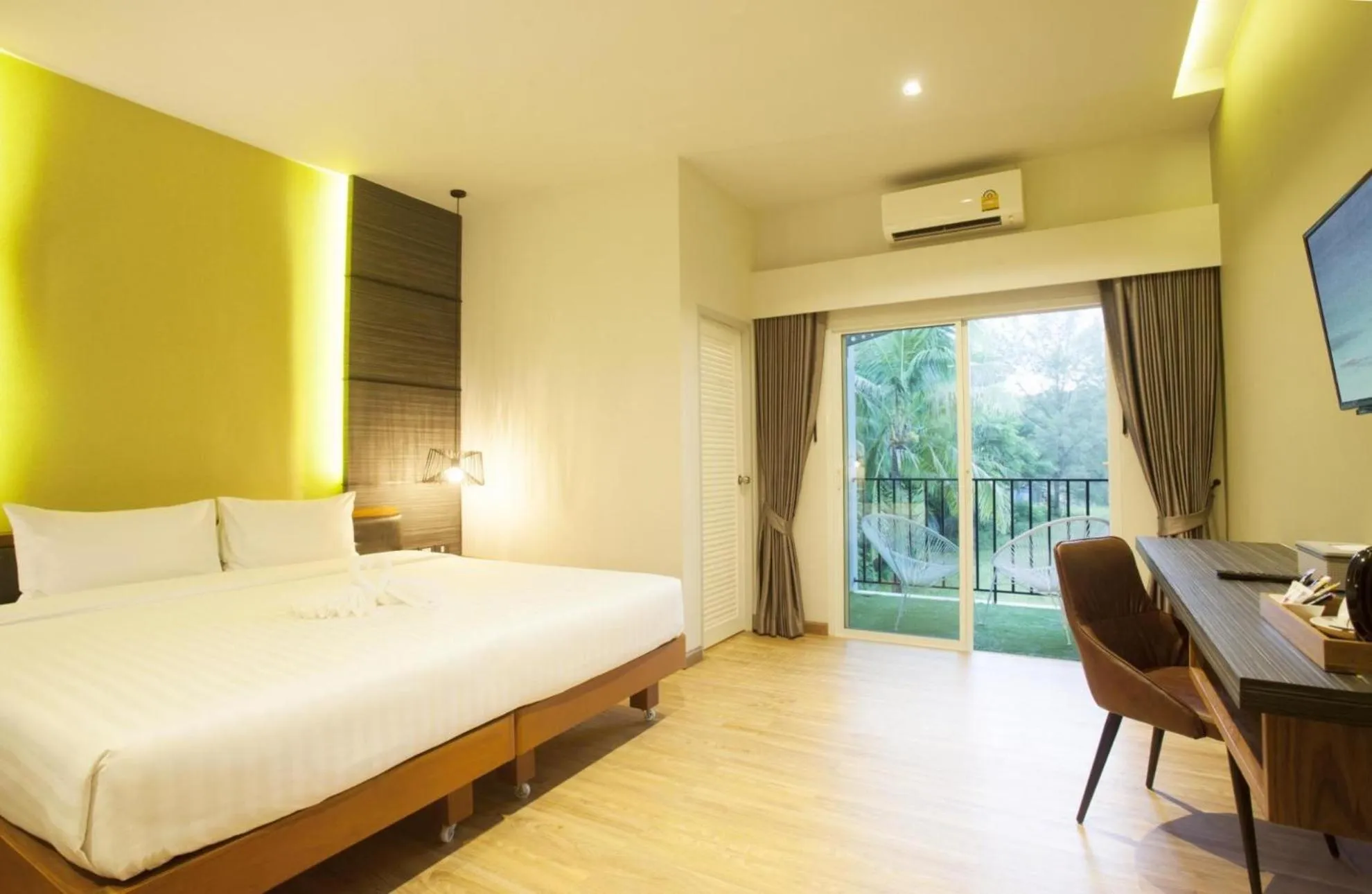 Bed in The Glory Gold