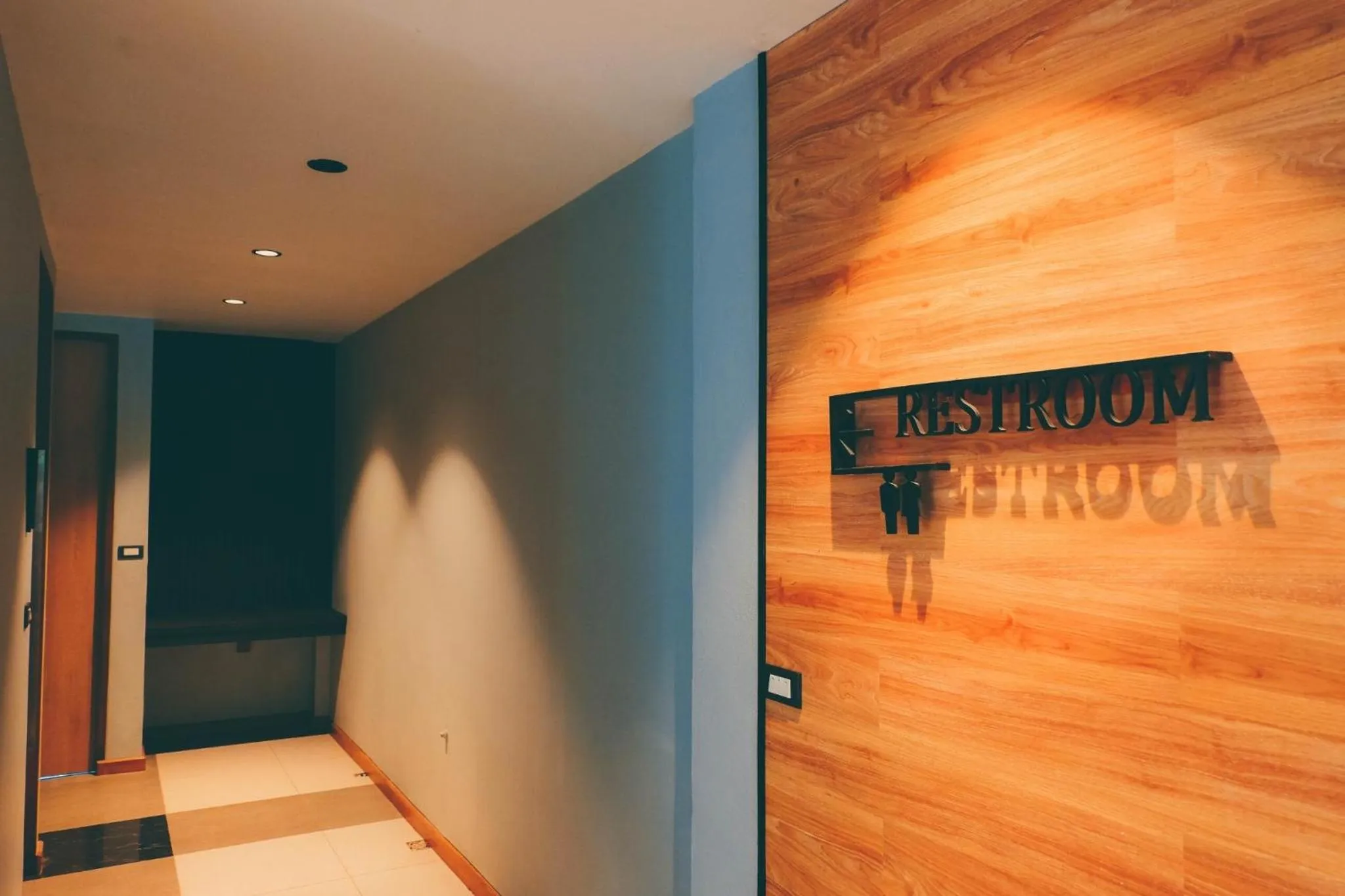 Toilet in The Glory Gold