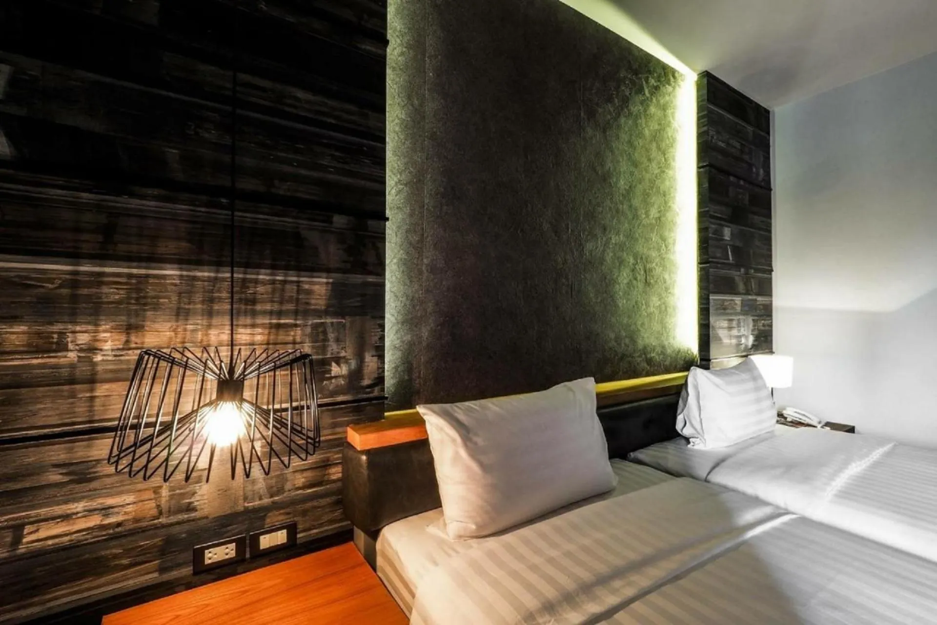 Bed in The Glory Gold