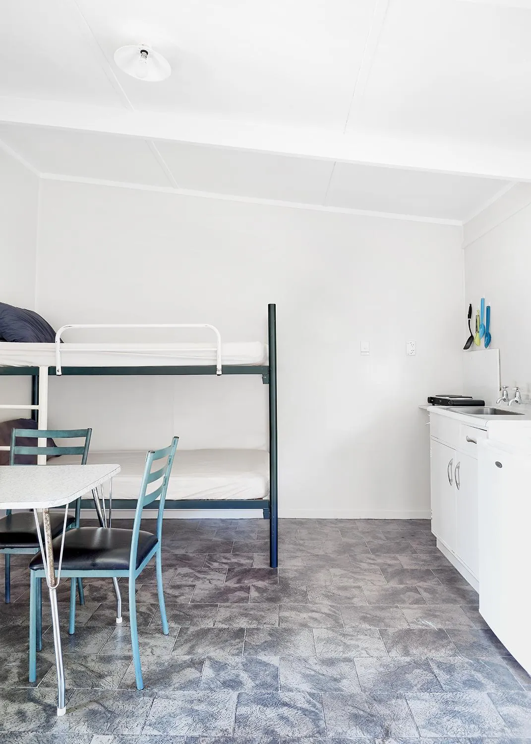 Kitchen or kitchenette, Bed in Mercury Bay Holiday Park