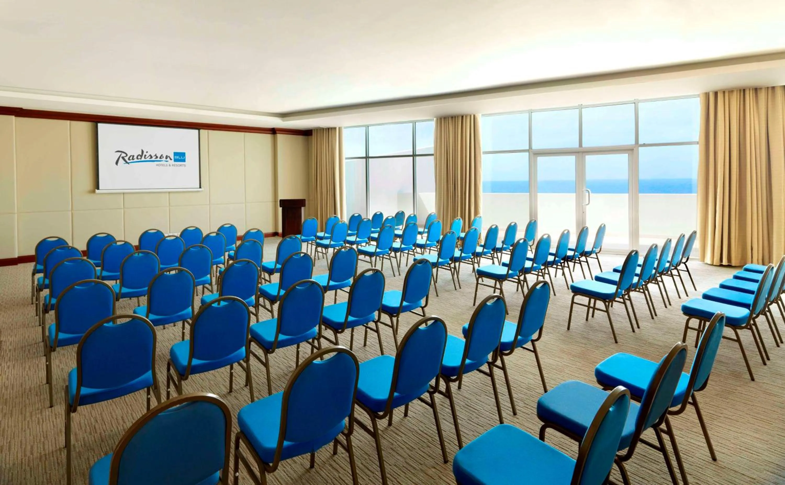 Meeting/conference room in Radisson Blu Resort, Fujairah