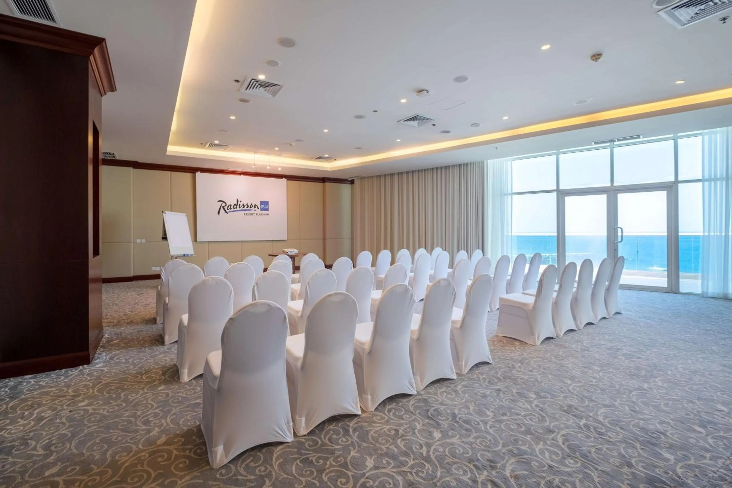 Meeting/conference room in Radisson Blu Resort, Fujairah