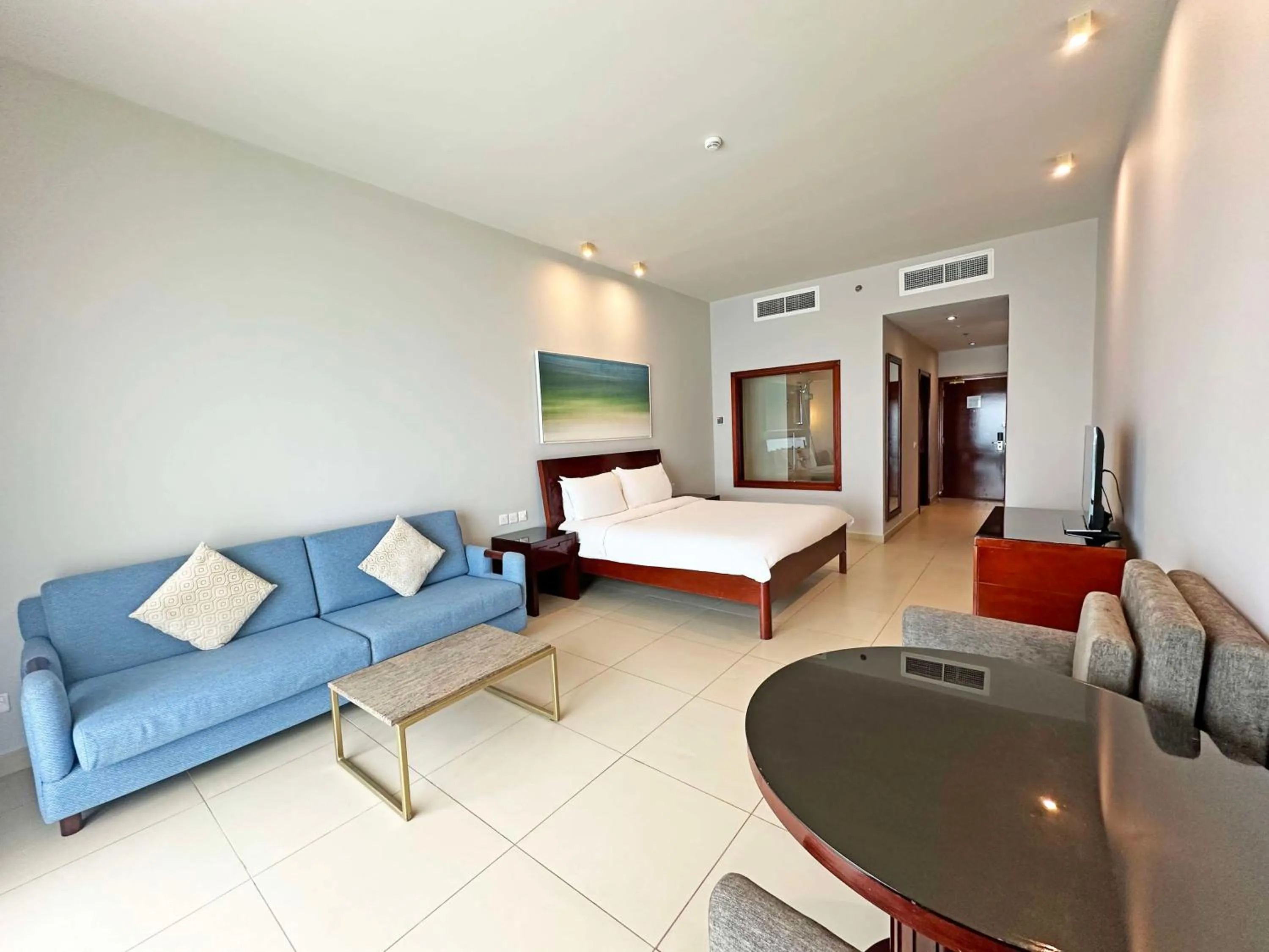 Bedroom, Bed in Radisson Blu Resort, Fujairah