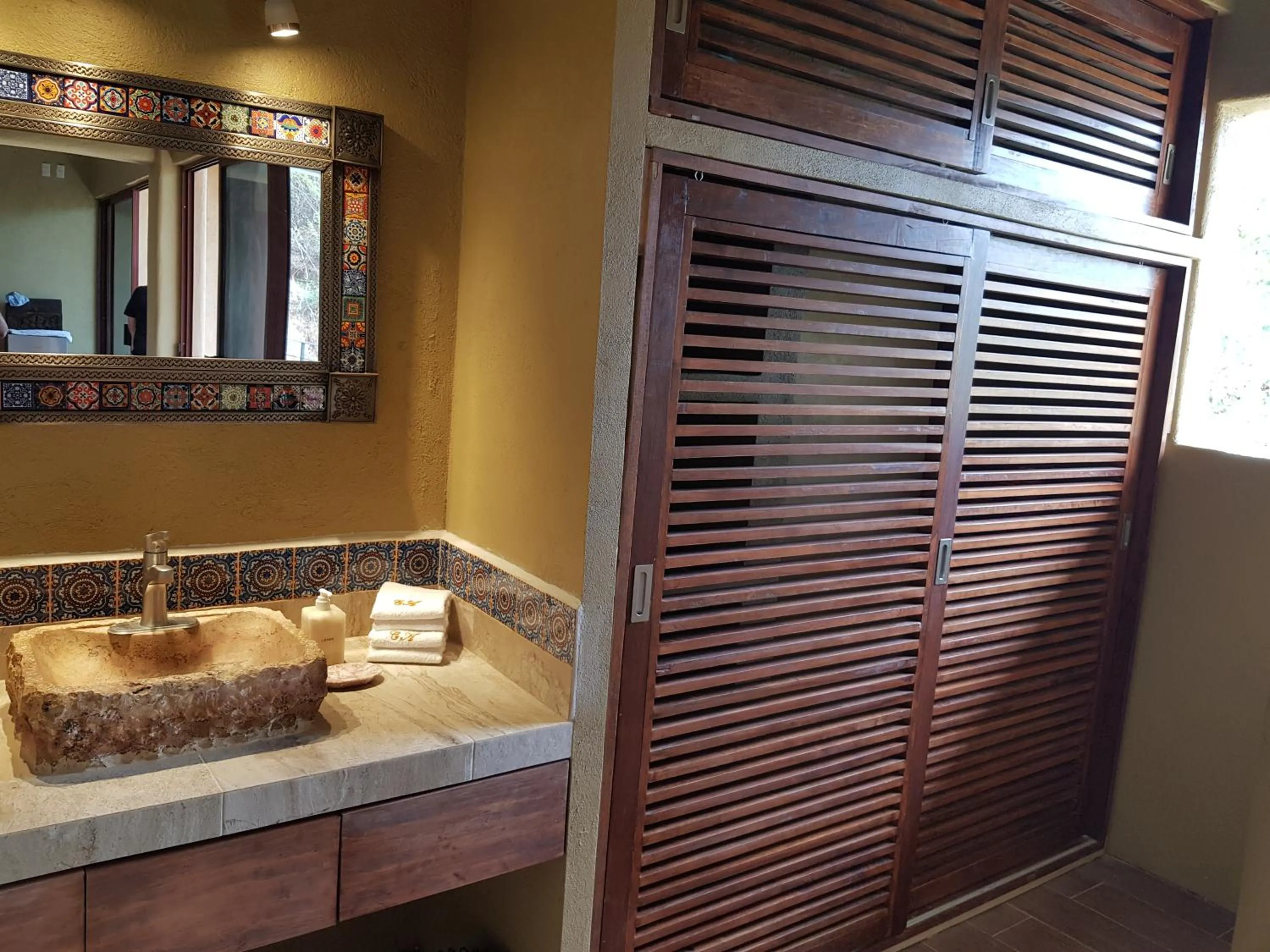 Bathroom in Casa Arcoiris Zihuatanejo B&B