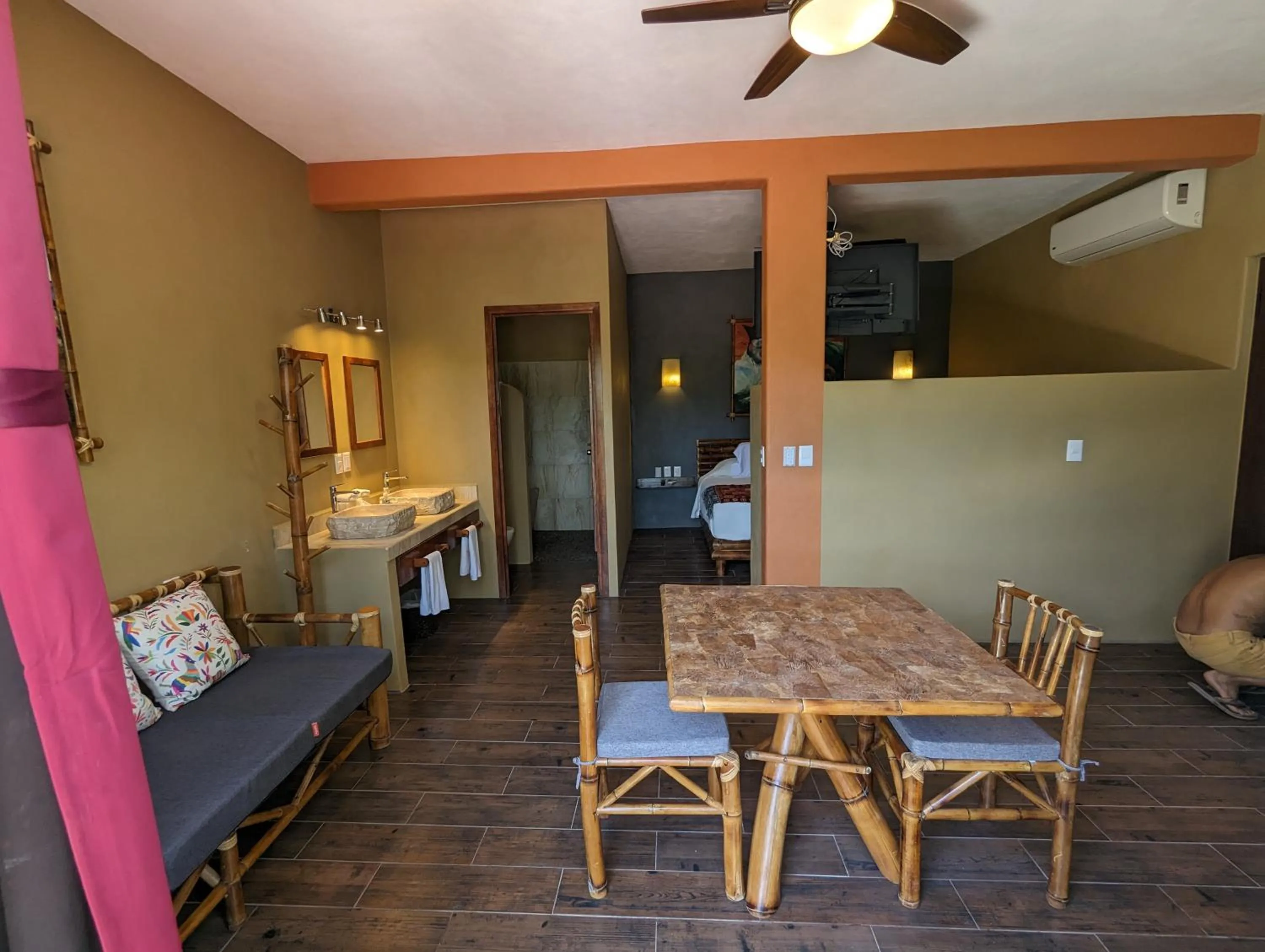 Dining area in Casa Arcoiris Zihuatanejo B&B