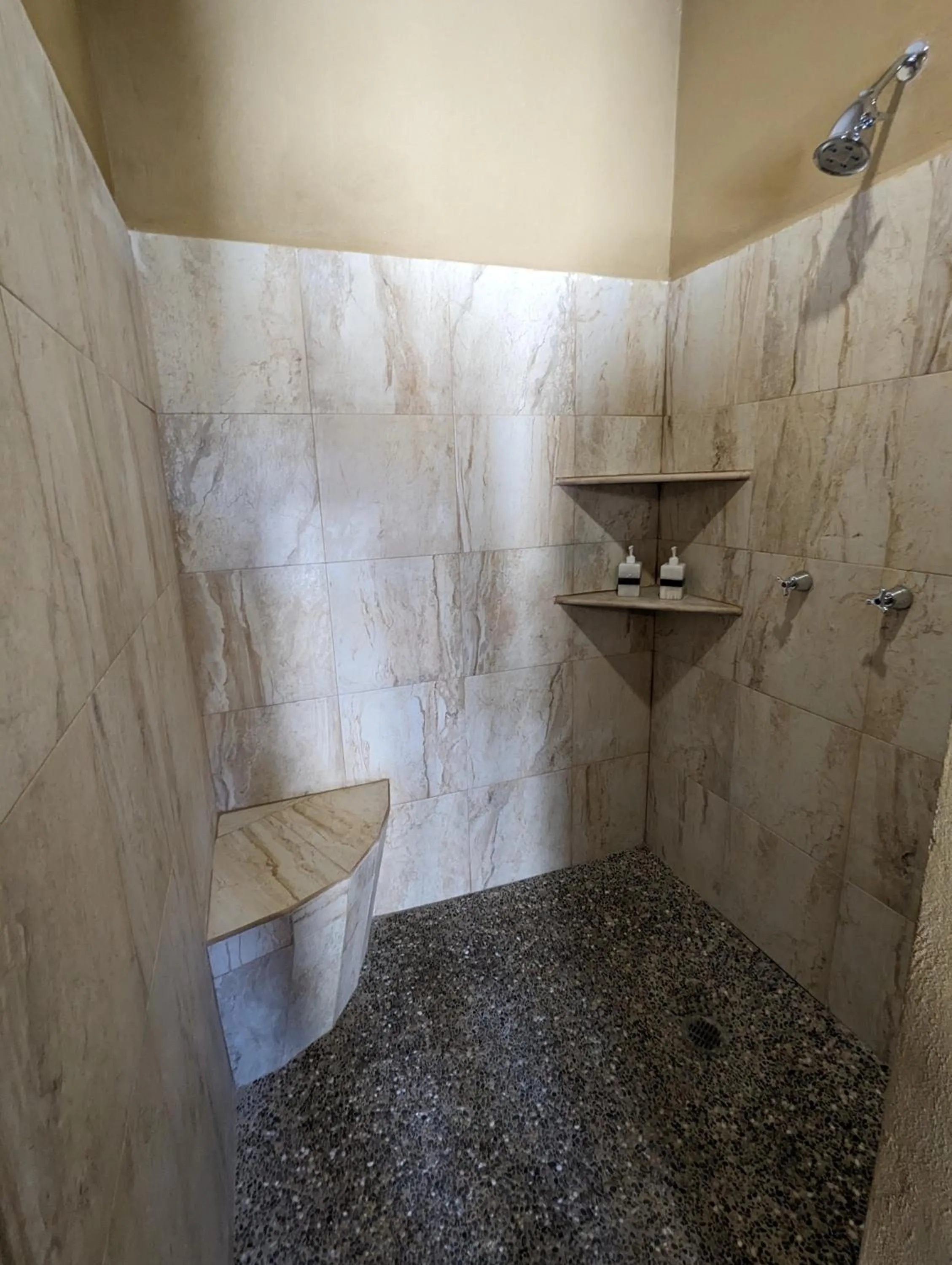 Shower in Casa Arcoiris Zihuatanejo B&B