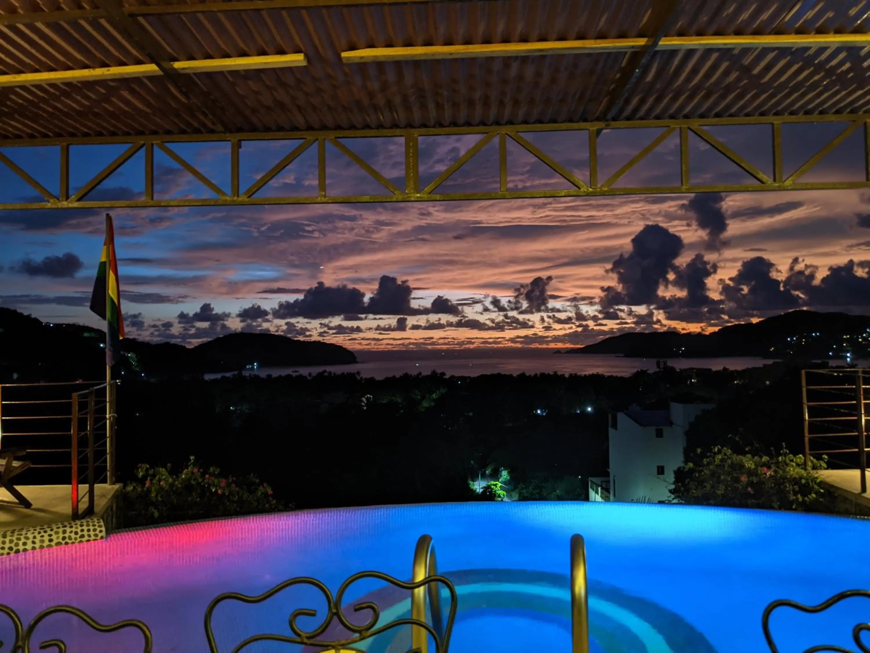 Swimming pool in Casa Arcoiris Zihuatanejo B&B