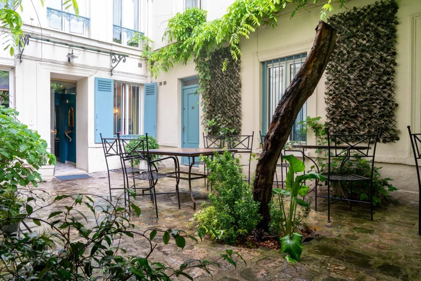 Garden view in Nouvel Hôtel