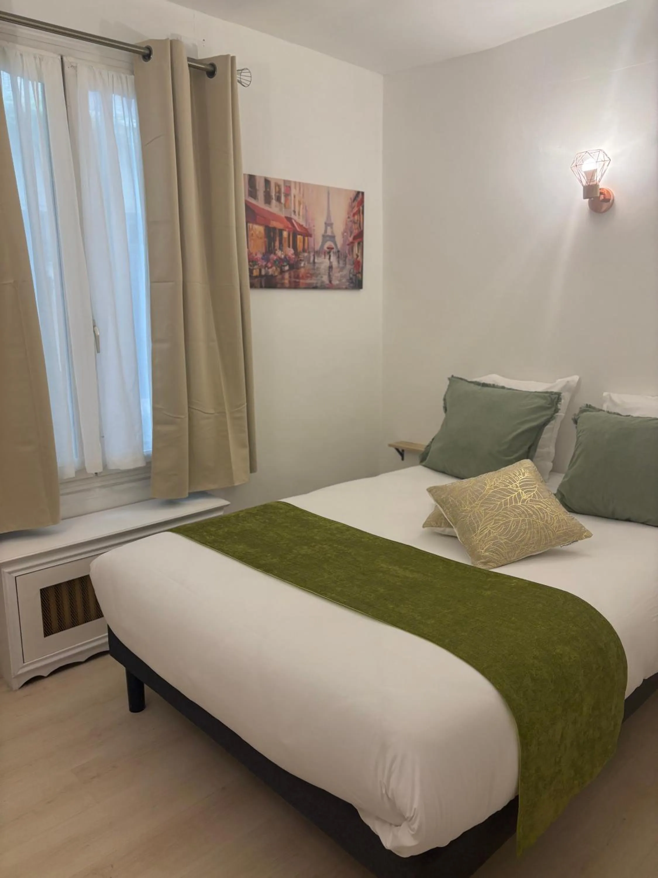 Bedroom, Bed in Nouvel Hôtel