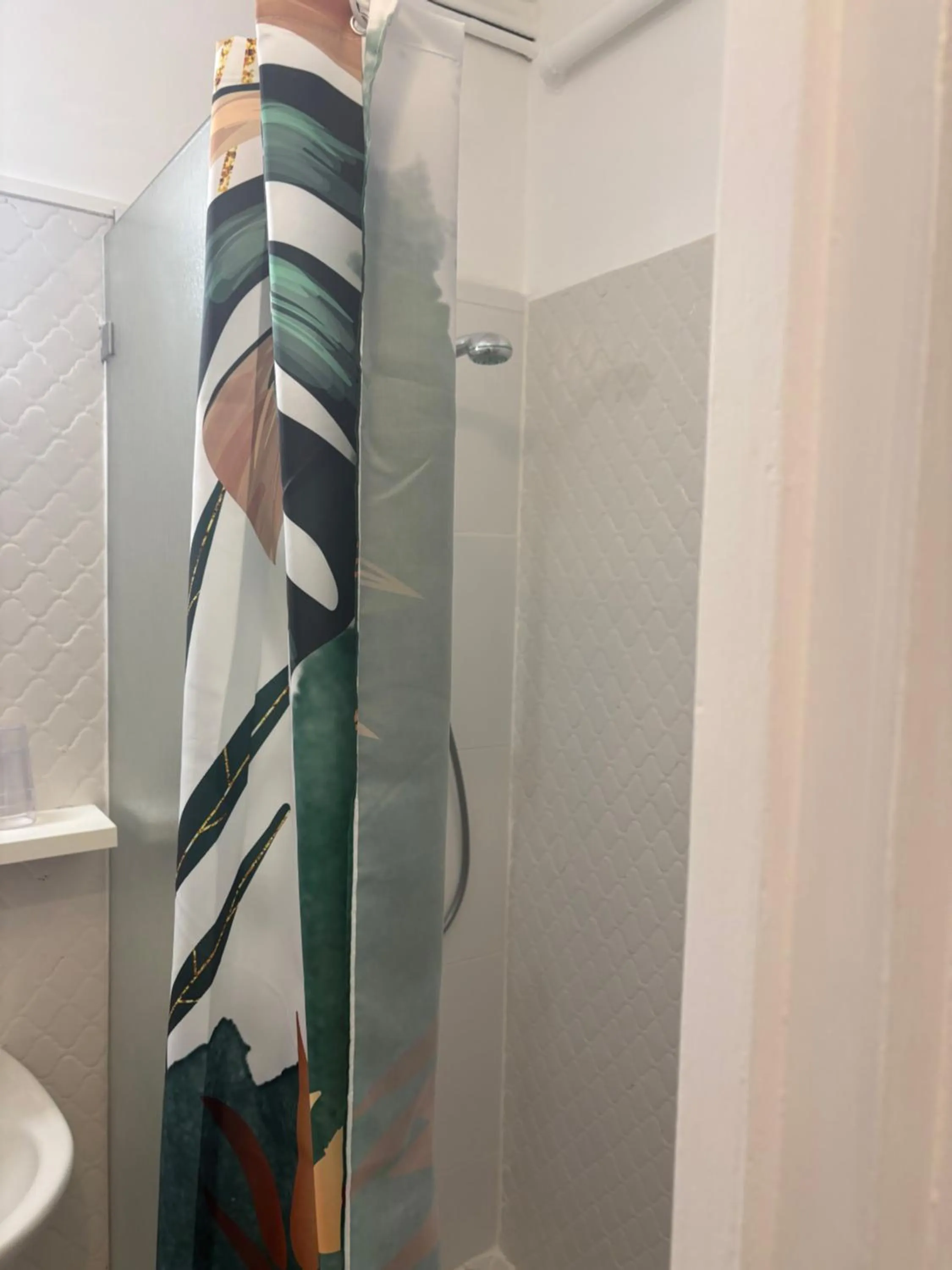 Shower in Nouvel Hôtel