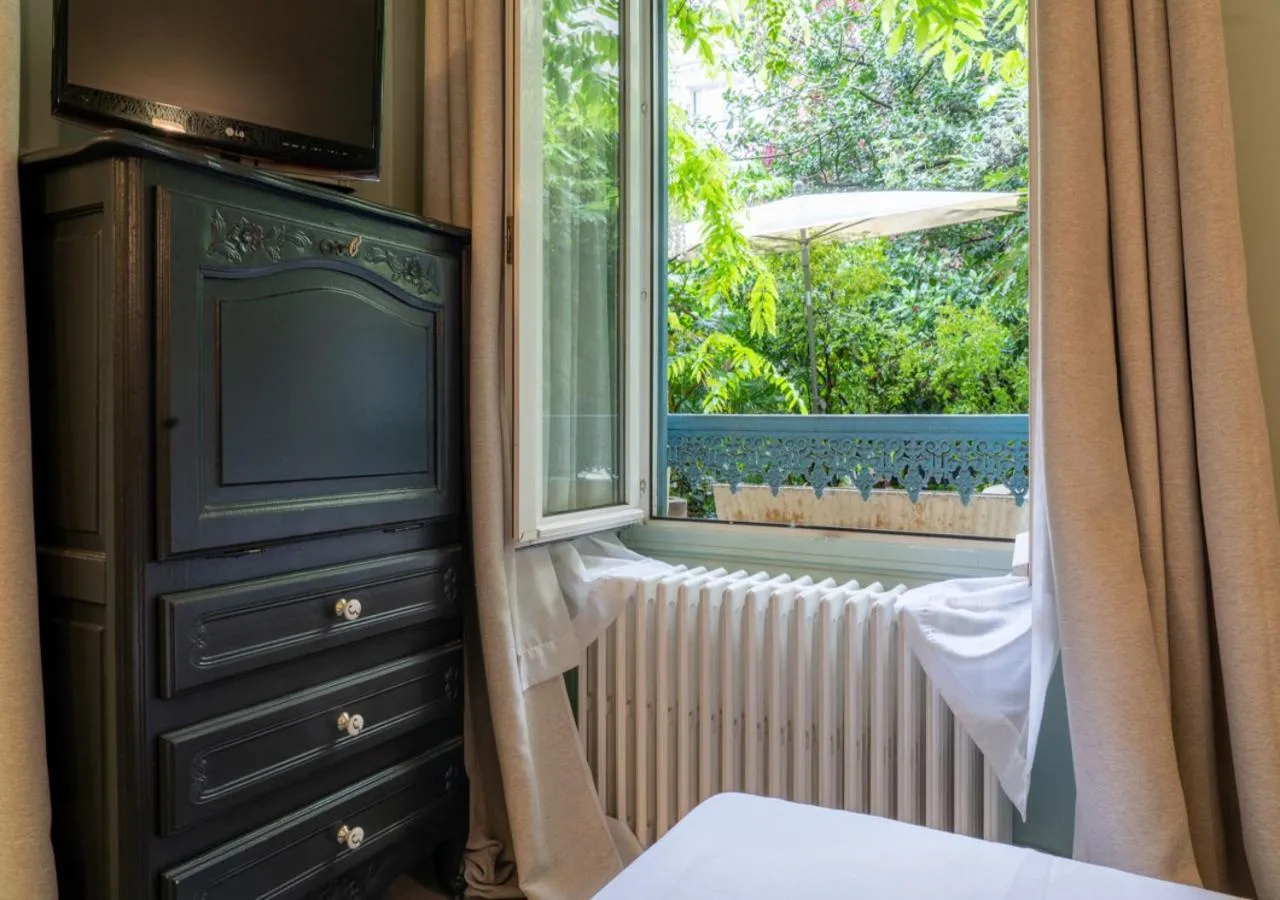 Bedroom, Bed in Nouvel Hôtel