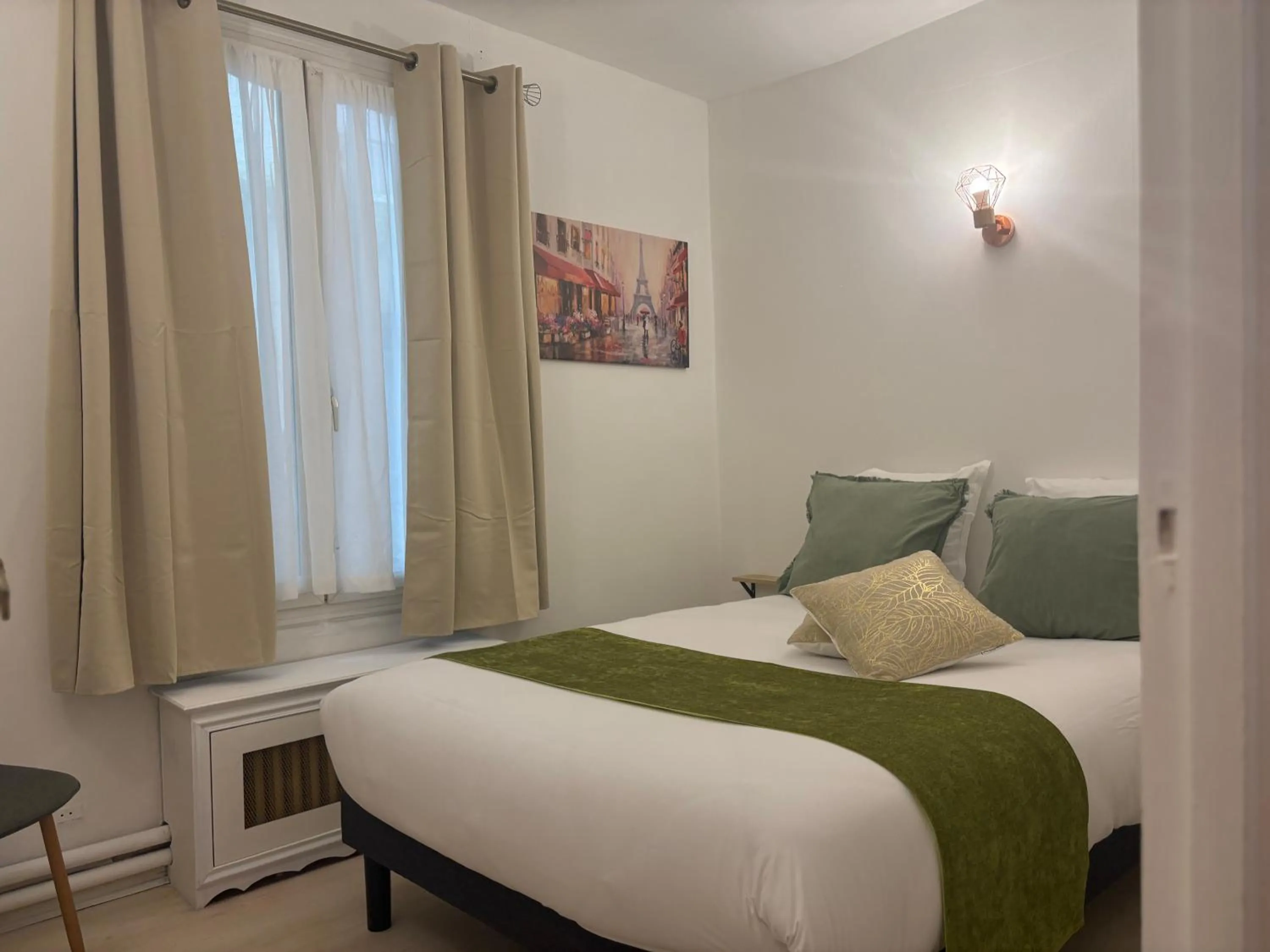 Bed in Nouvel Hôtel