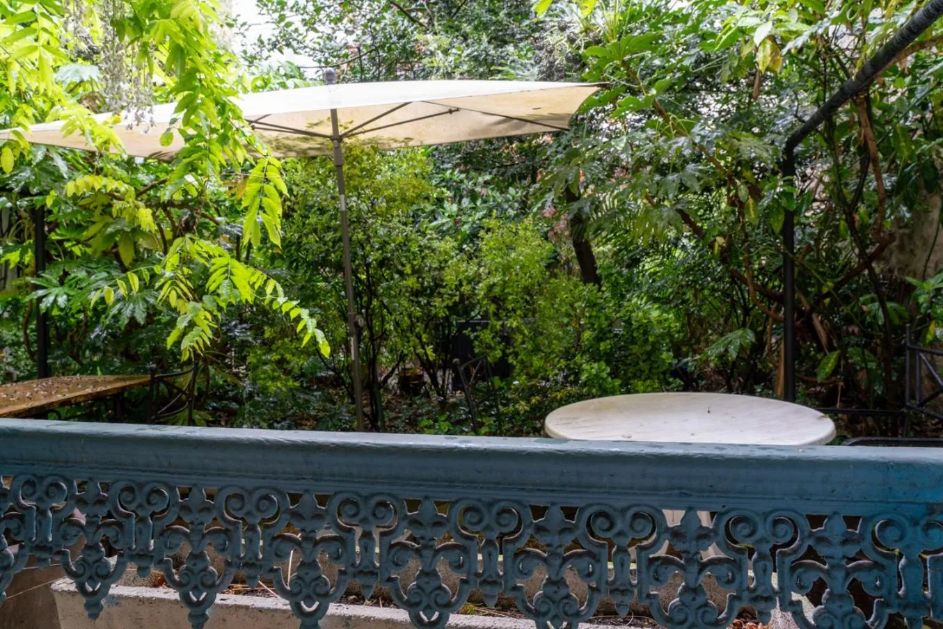 Garden view in Nouvel Hôtel