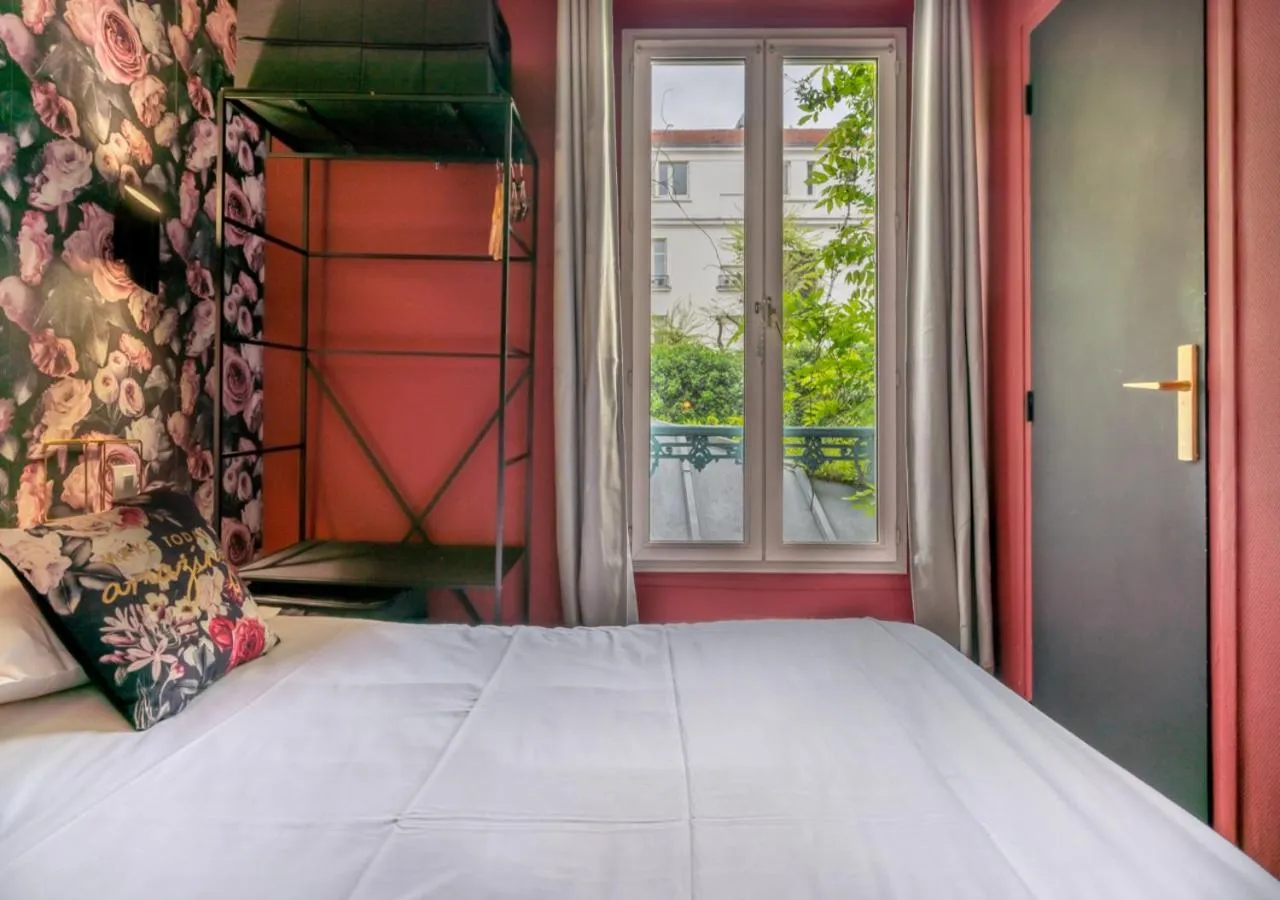 Bedroom, Bed in Nouvel Hôtel