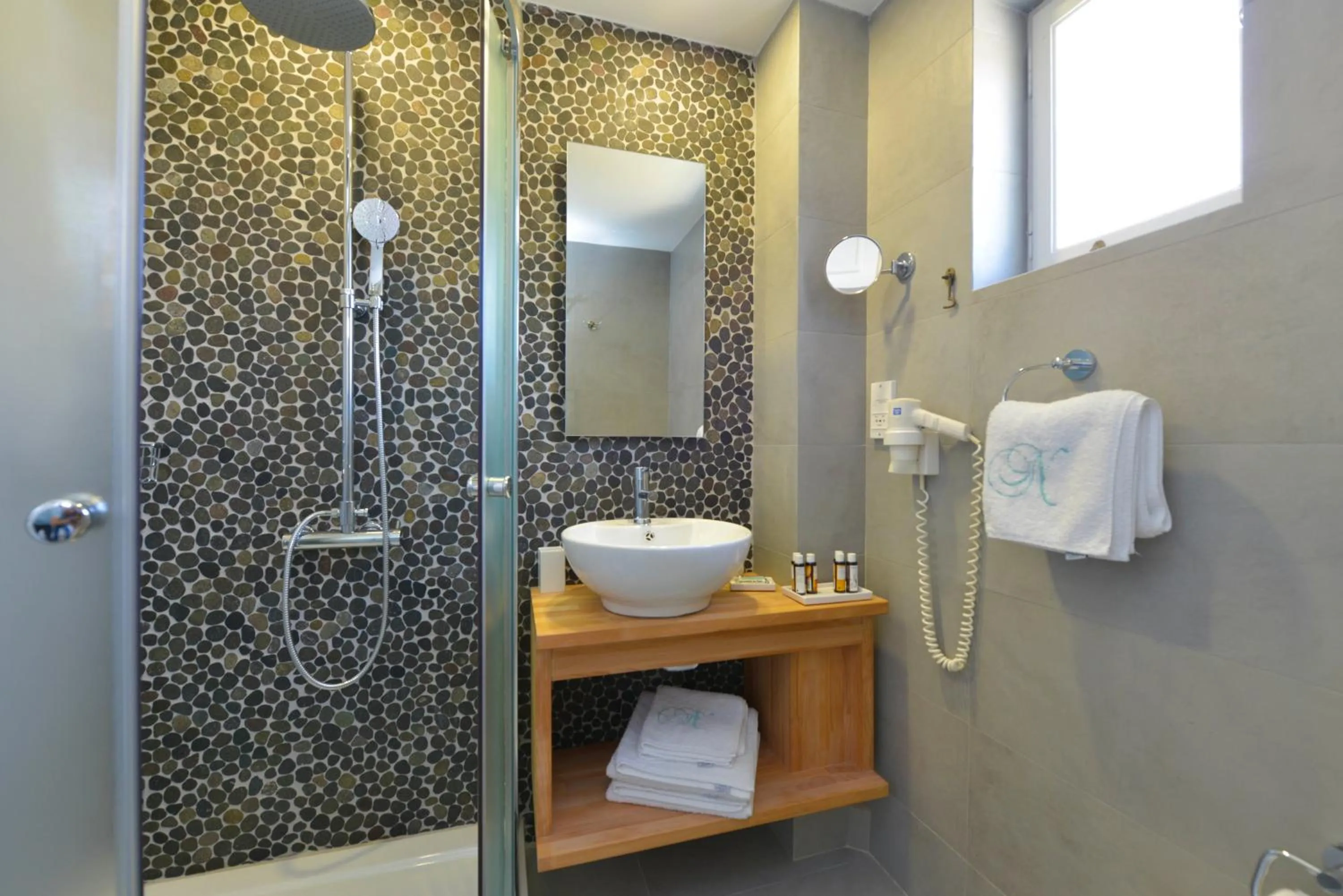 Shower in Niriedes Hotel