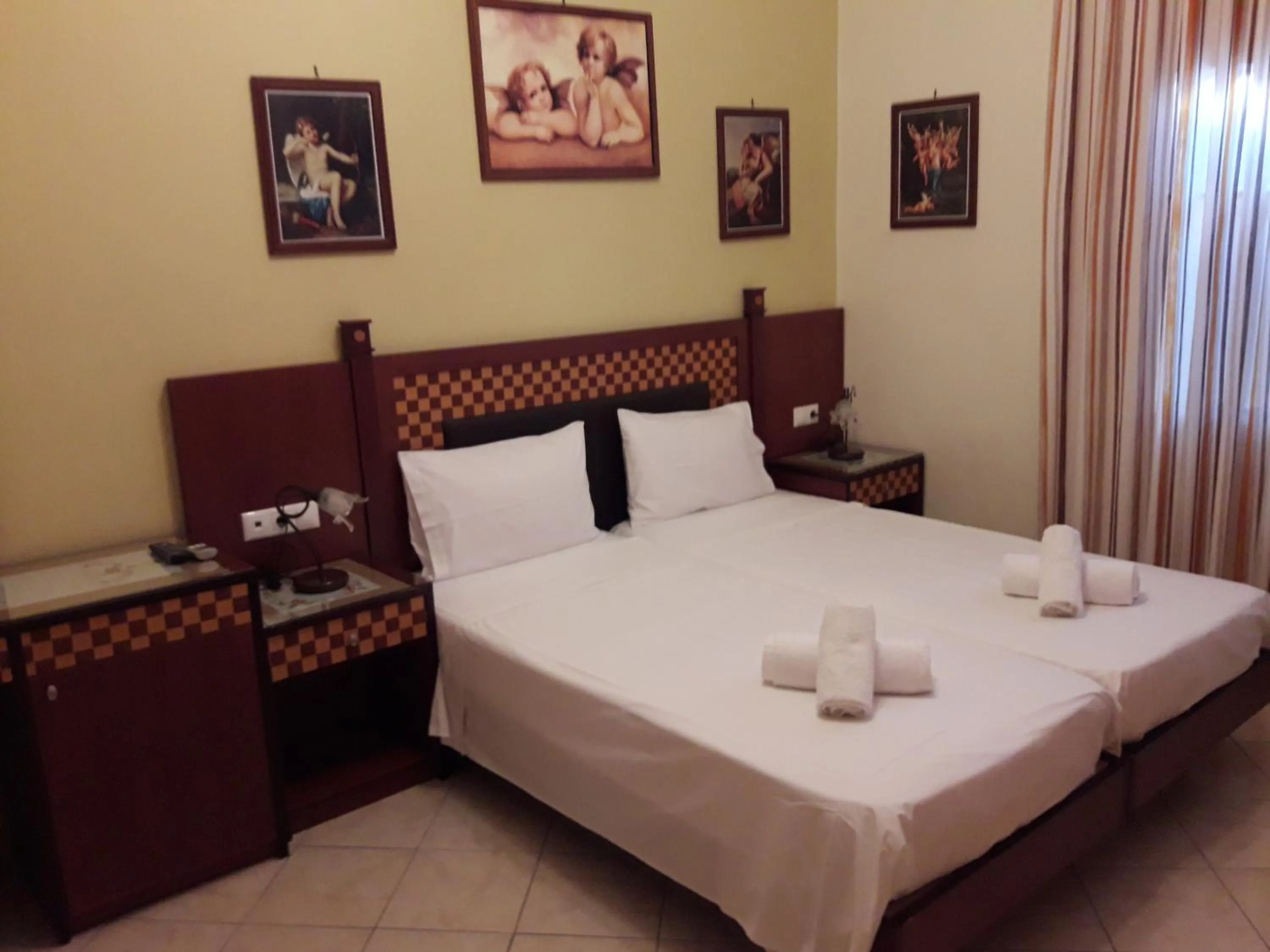 Photo of the whole room, Bed in Parthenon