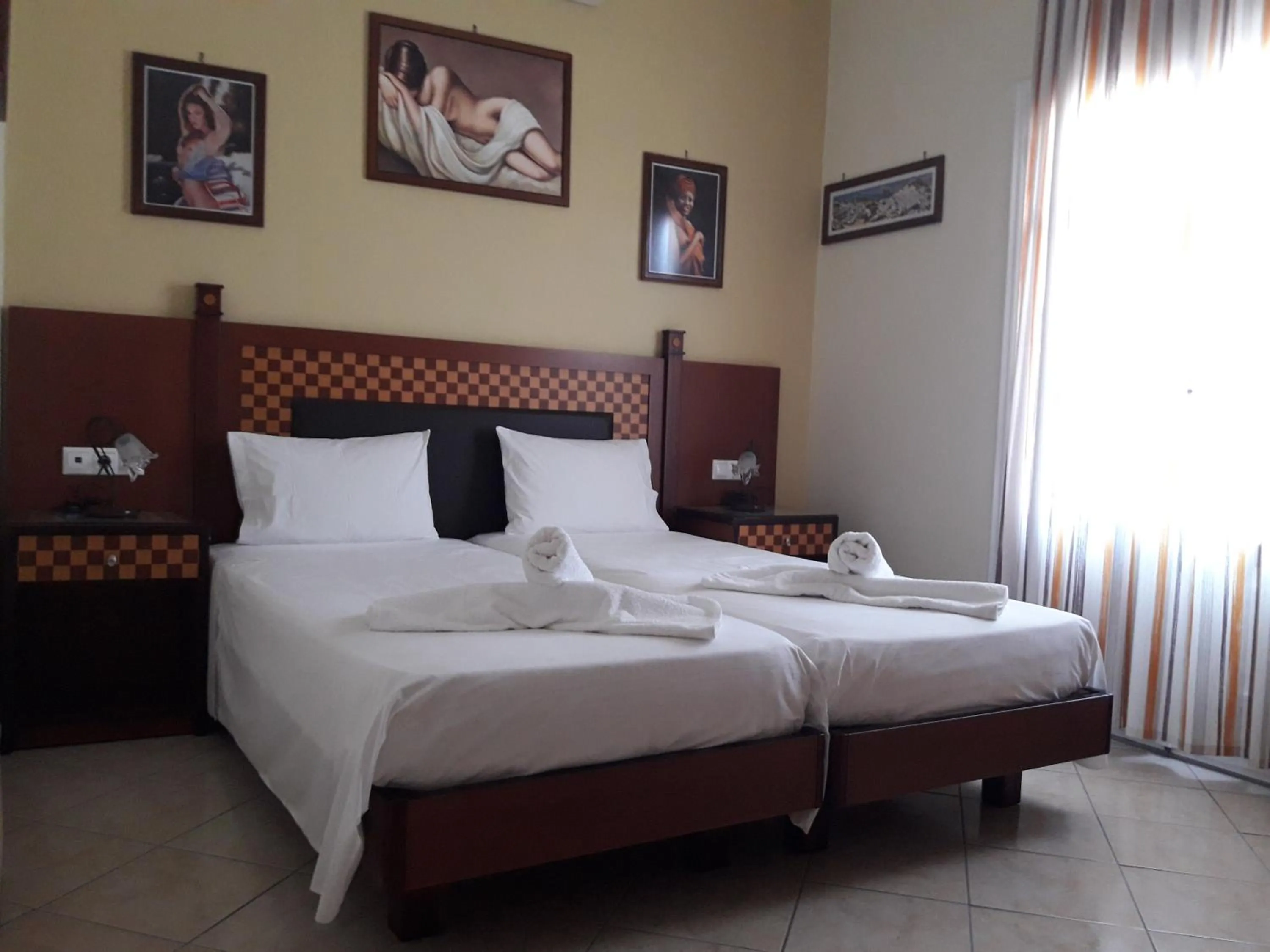 Photo of the whole room, Bed in Parthenon