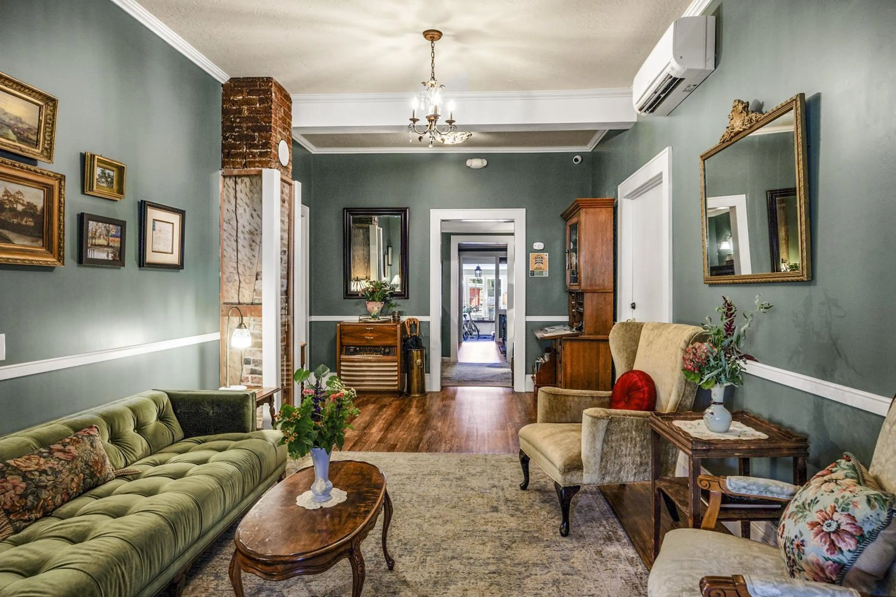 Lounge or bar in McCully House Inn