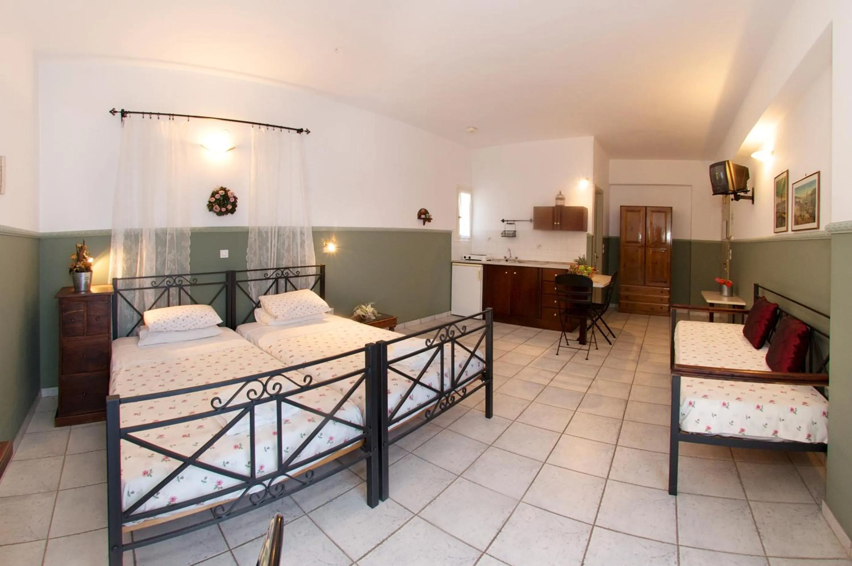 Photo of the whole room in Nostos