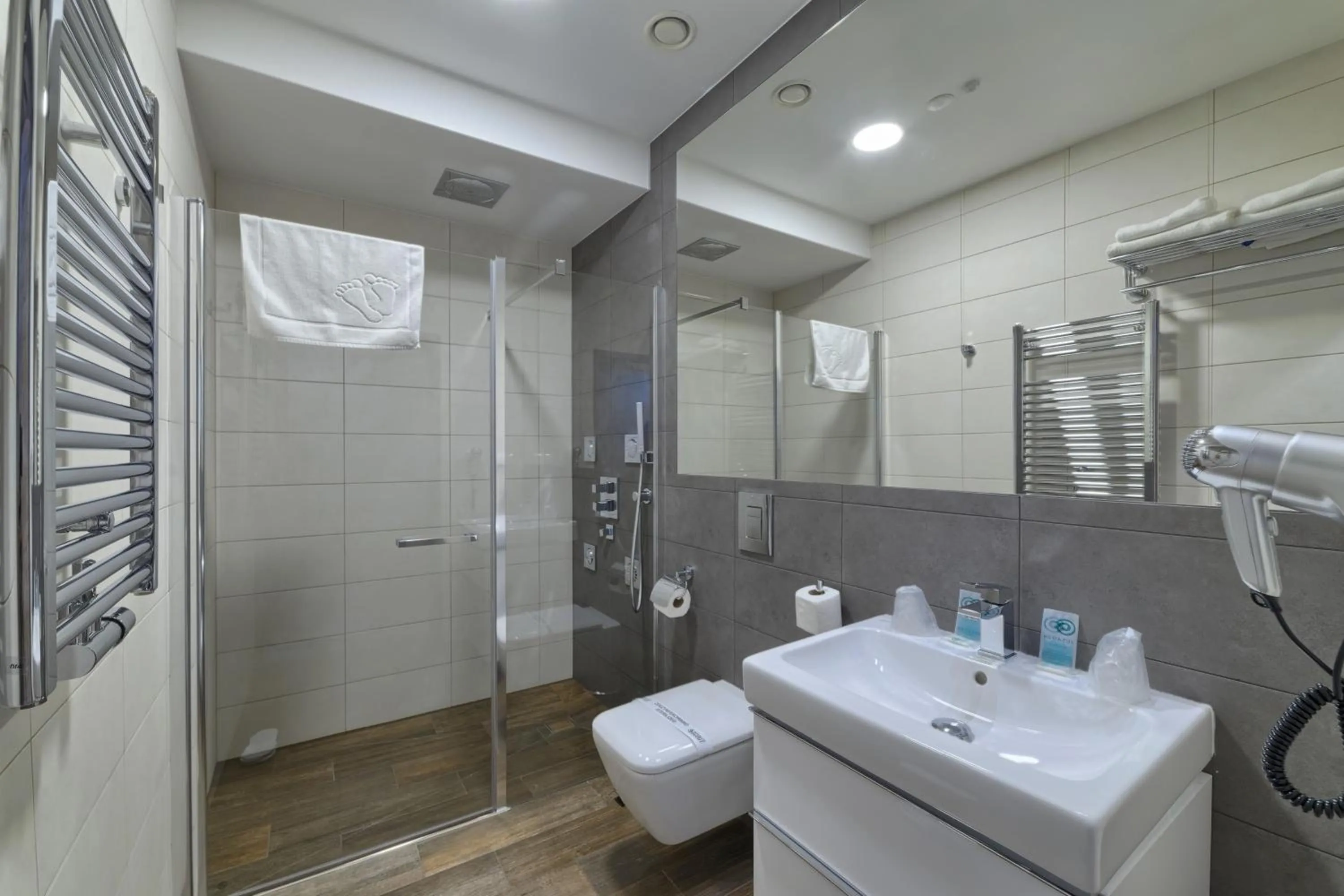 Shower in Hotel Scout