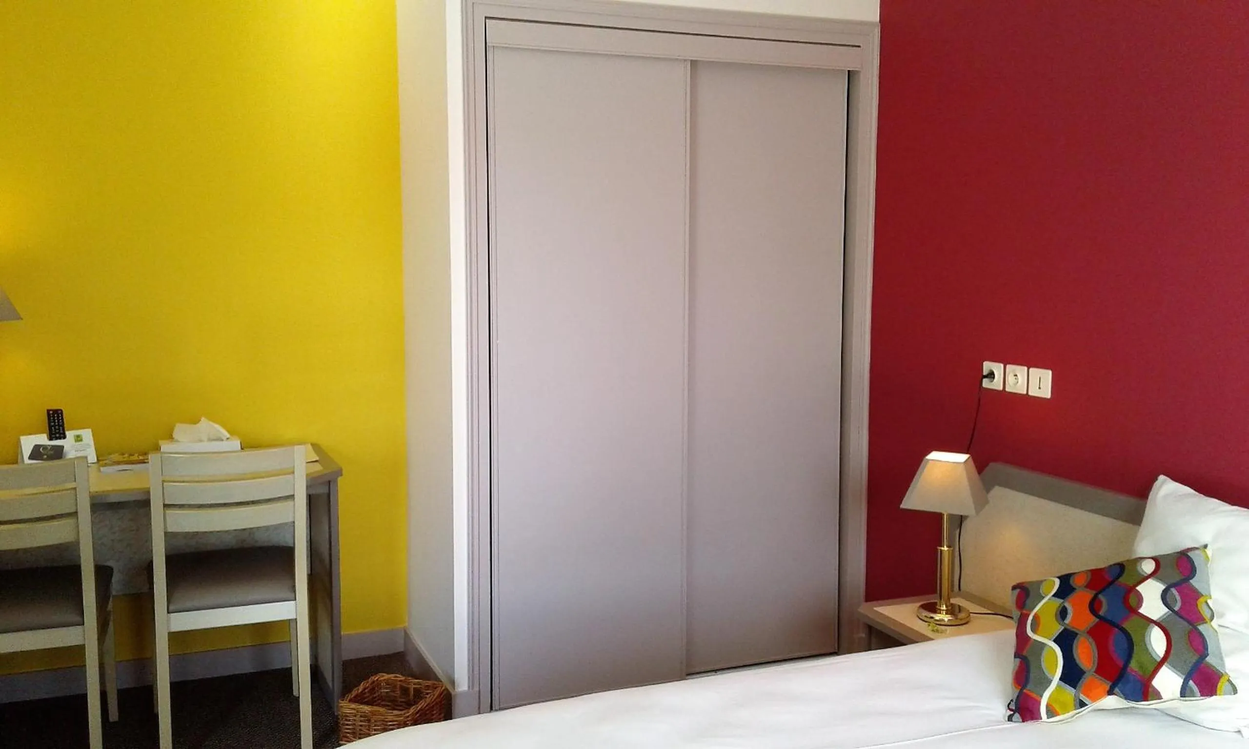 Bed in Hotel Restaurant Le Capricorne