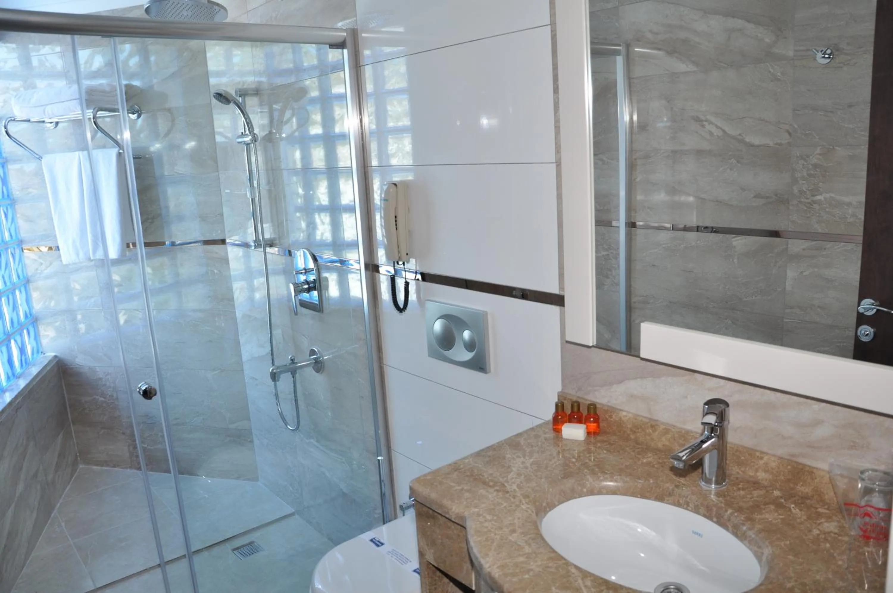 Bathroom in Kleopatra Micador Otel