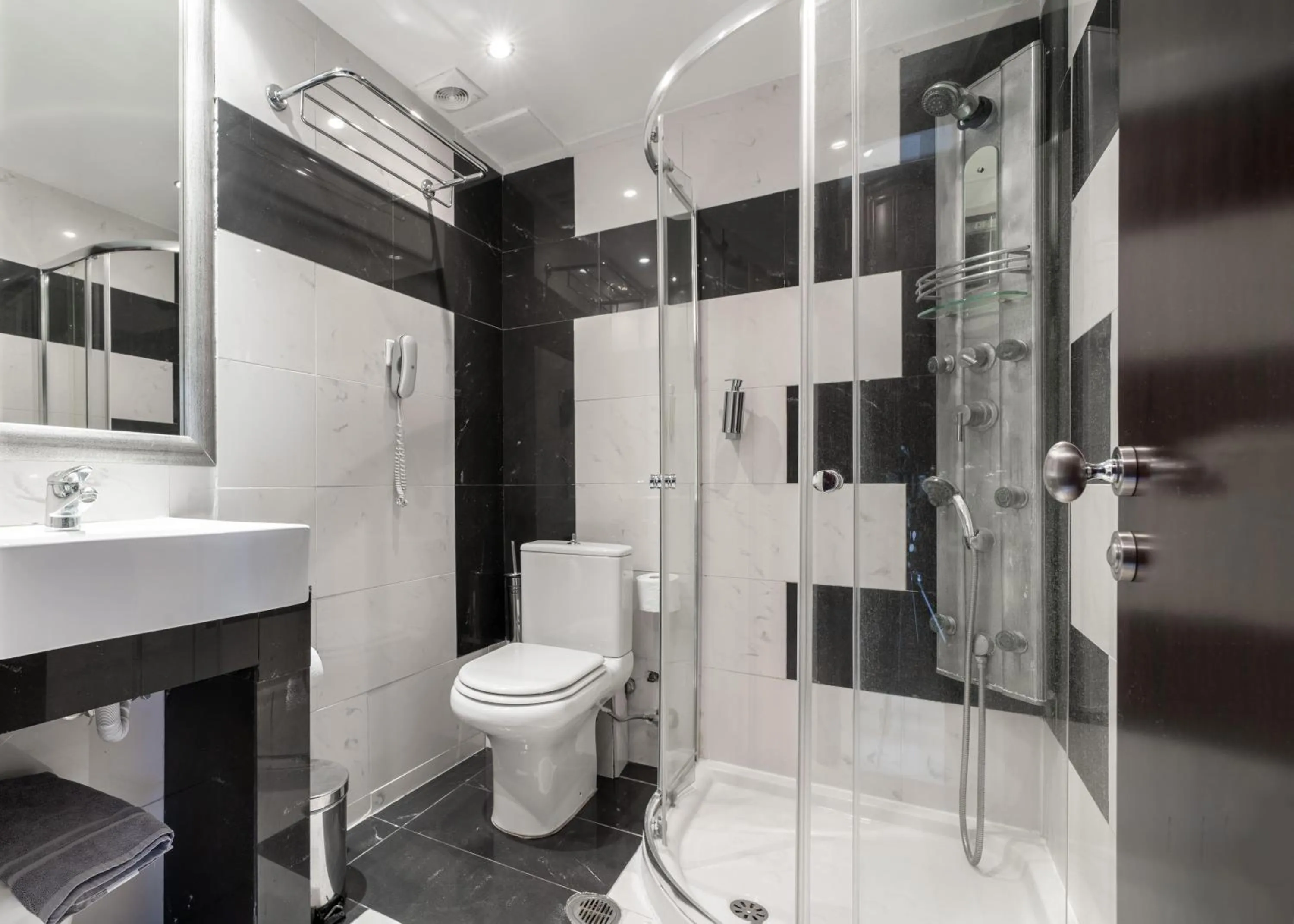 Shower in Arco Beach Hotel