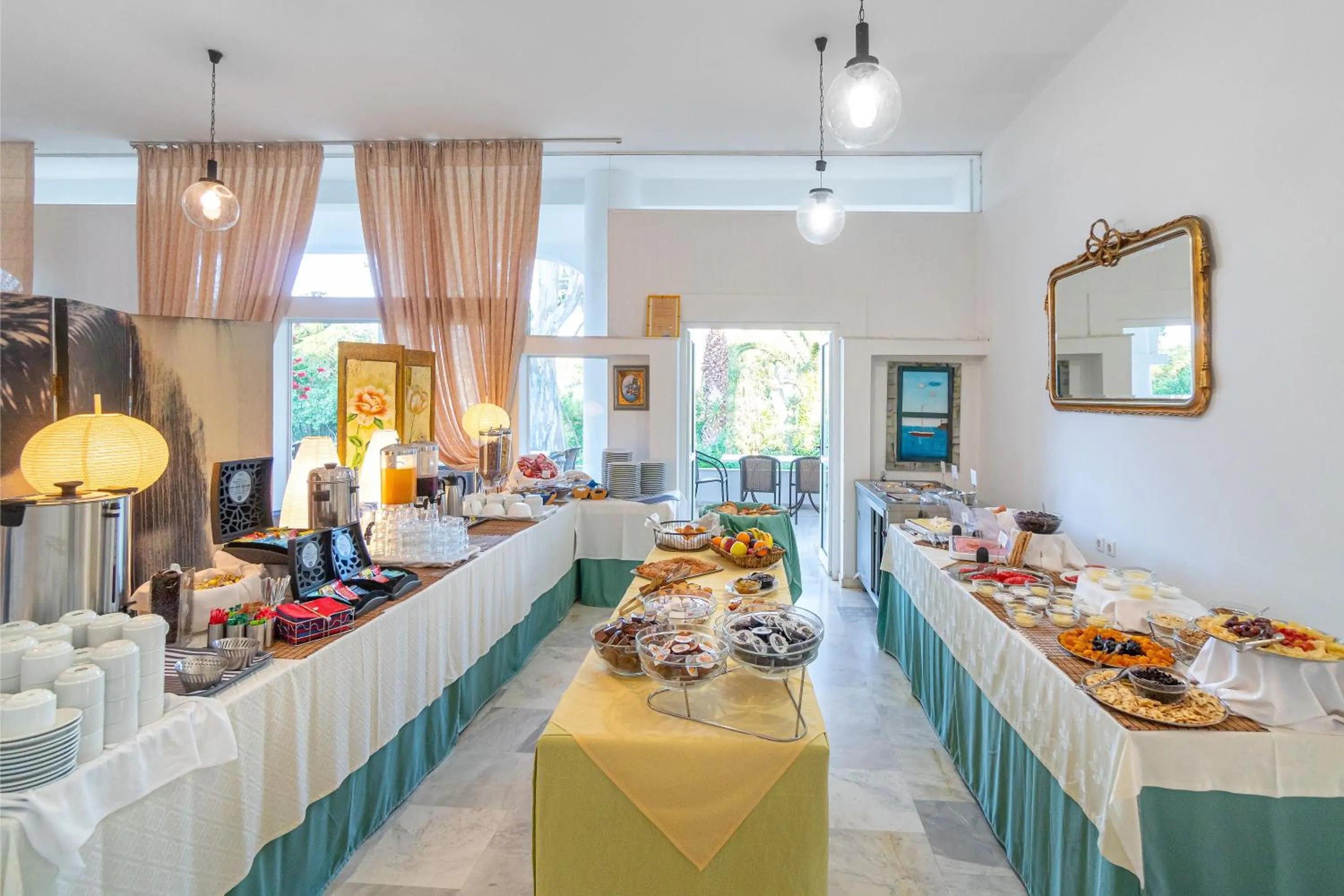 Food and drinks in Arco Beach Hotel