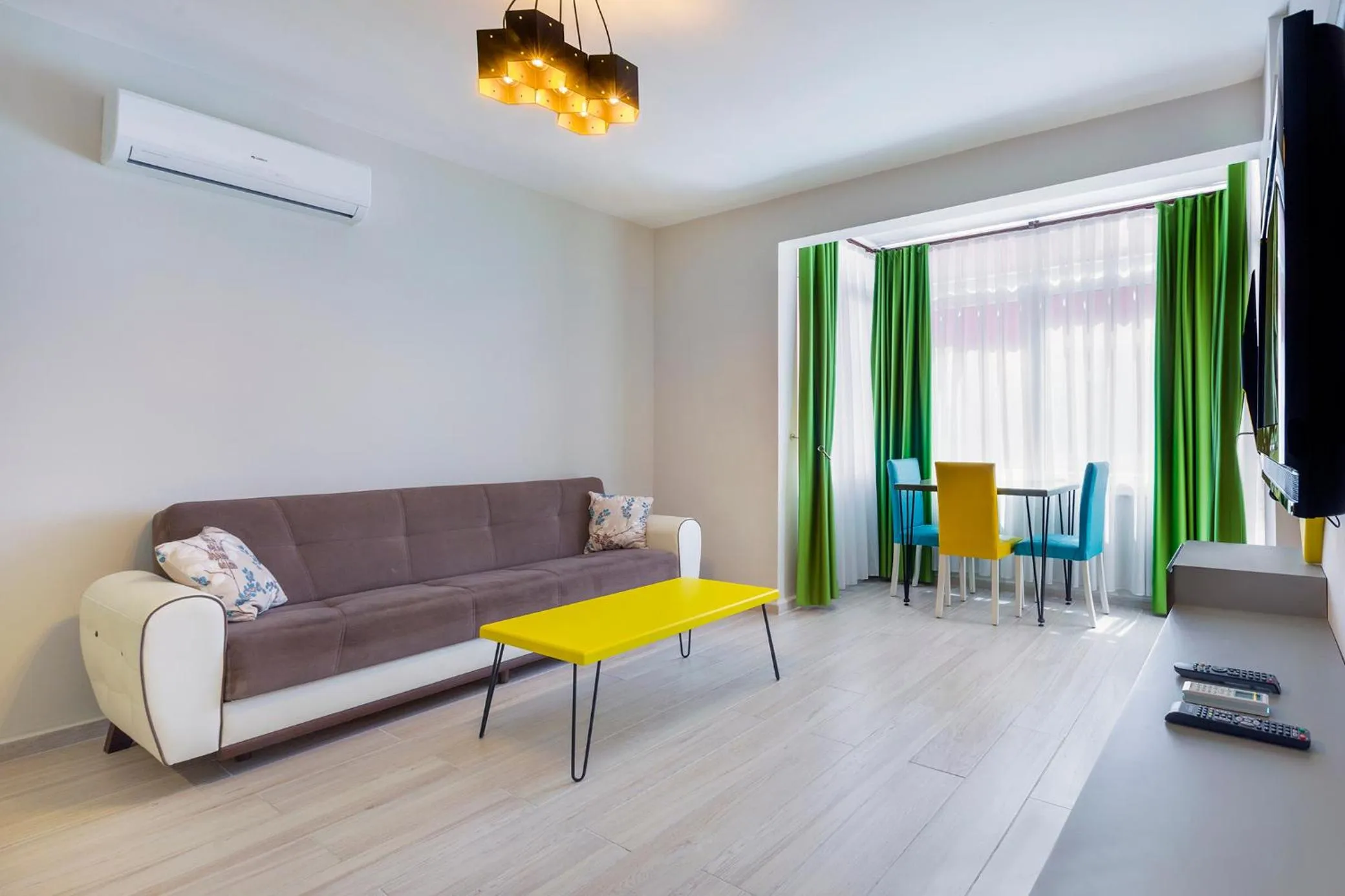 Communal lounge/ TV room in Twin Apart Hotel