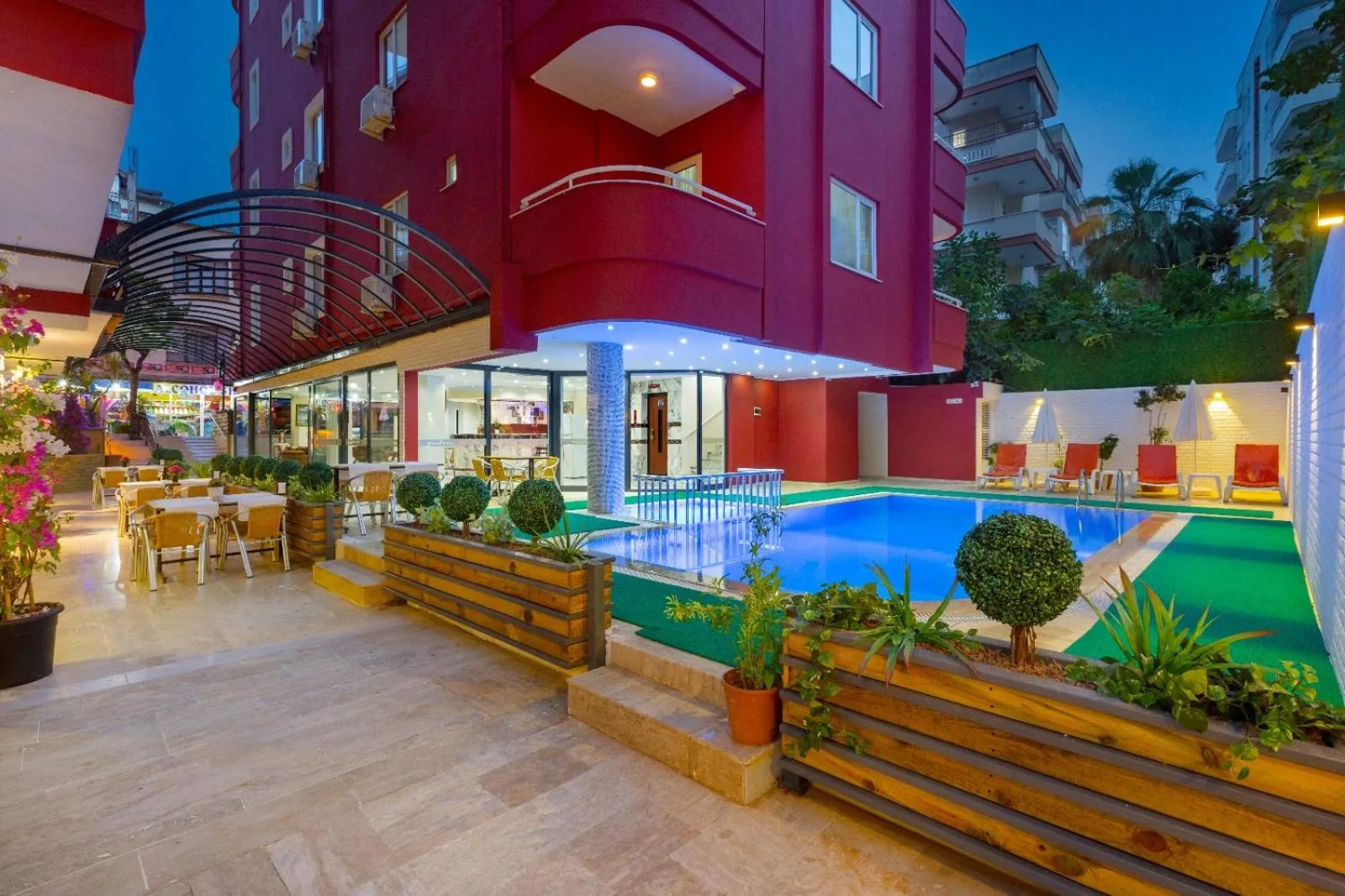 Swimming pool in Twin Apart Hotel