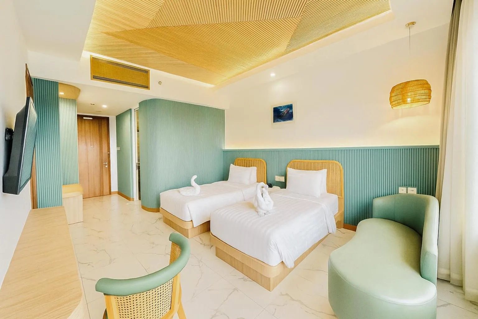 Photo of the whole room, Bed in Queen of the South Beach Resort