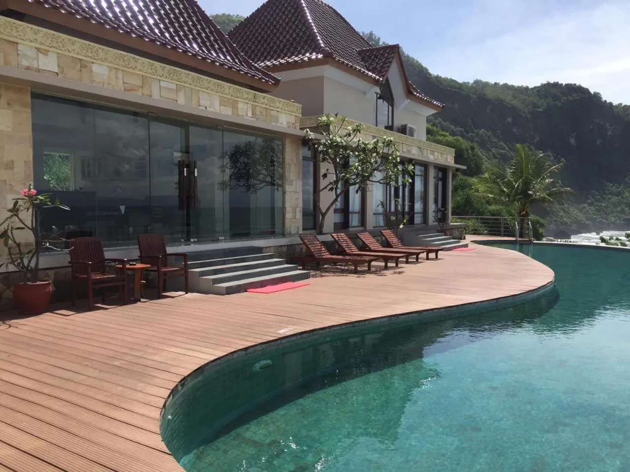 Pool view in Queen of the South Beach Resort