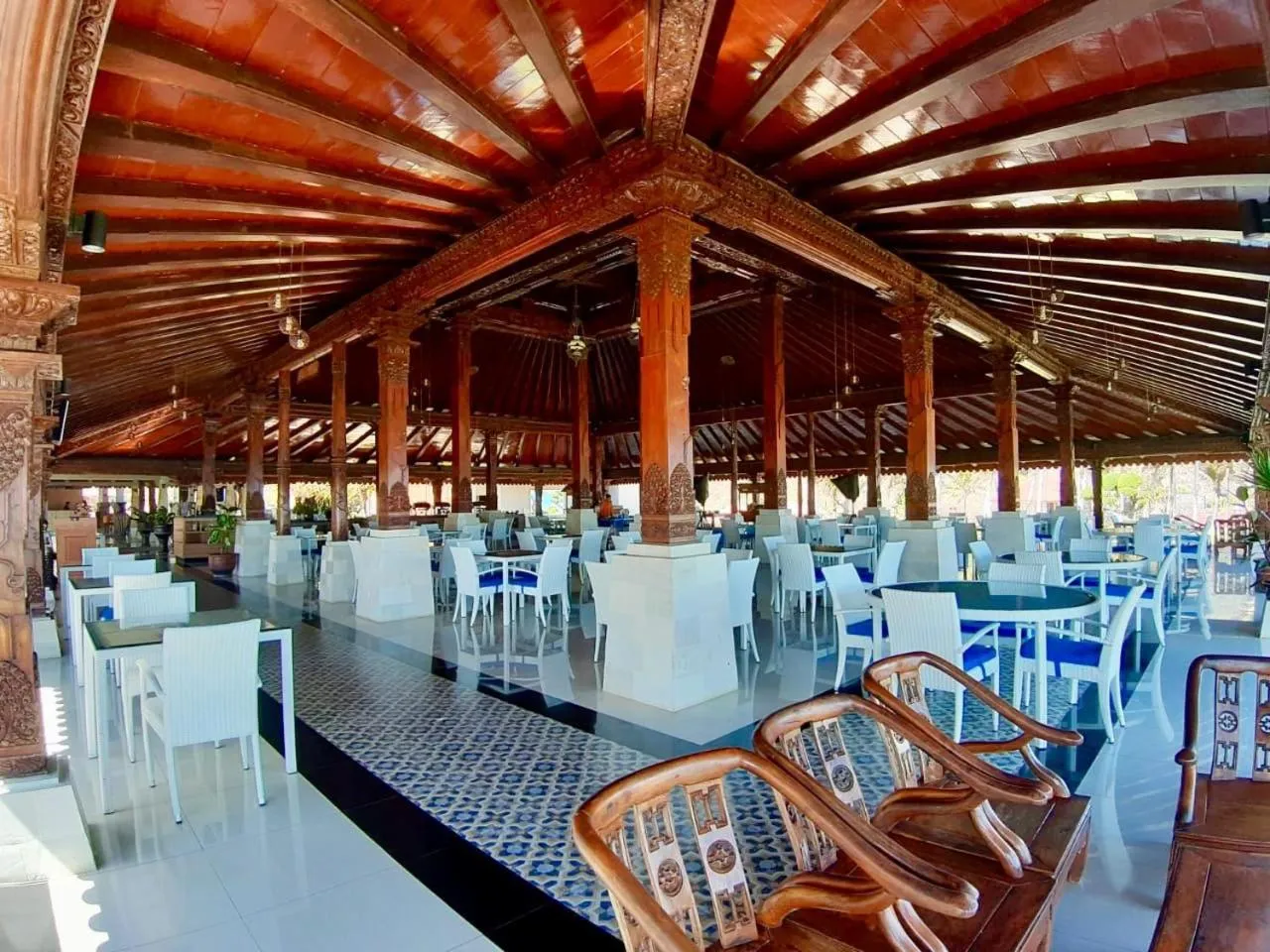 Restaurant/places to eat in Queen of the South Beach Resort