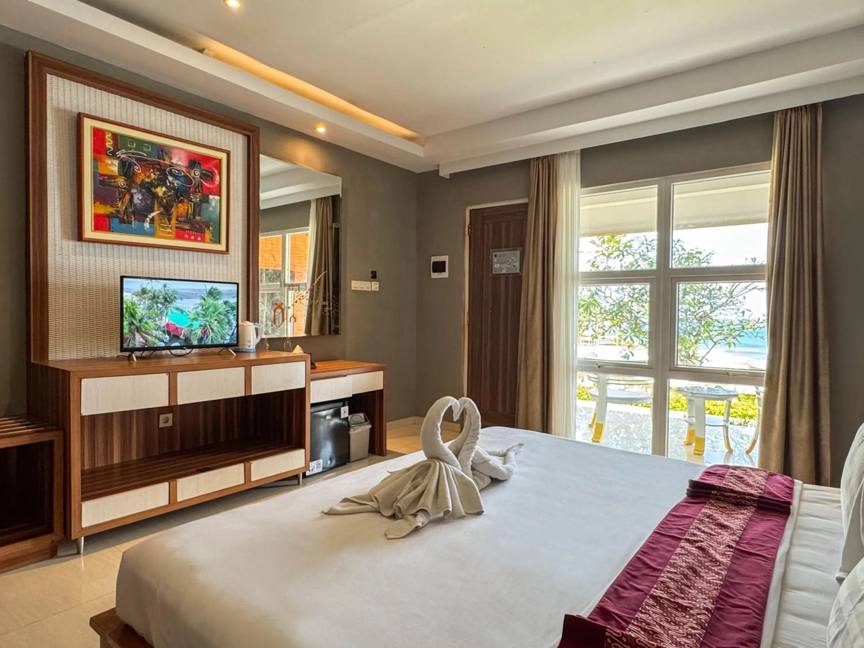 Photo of the whole room, Bed in Queen of the South Beach Resort