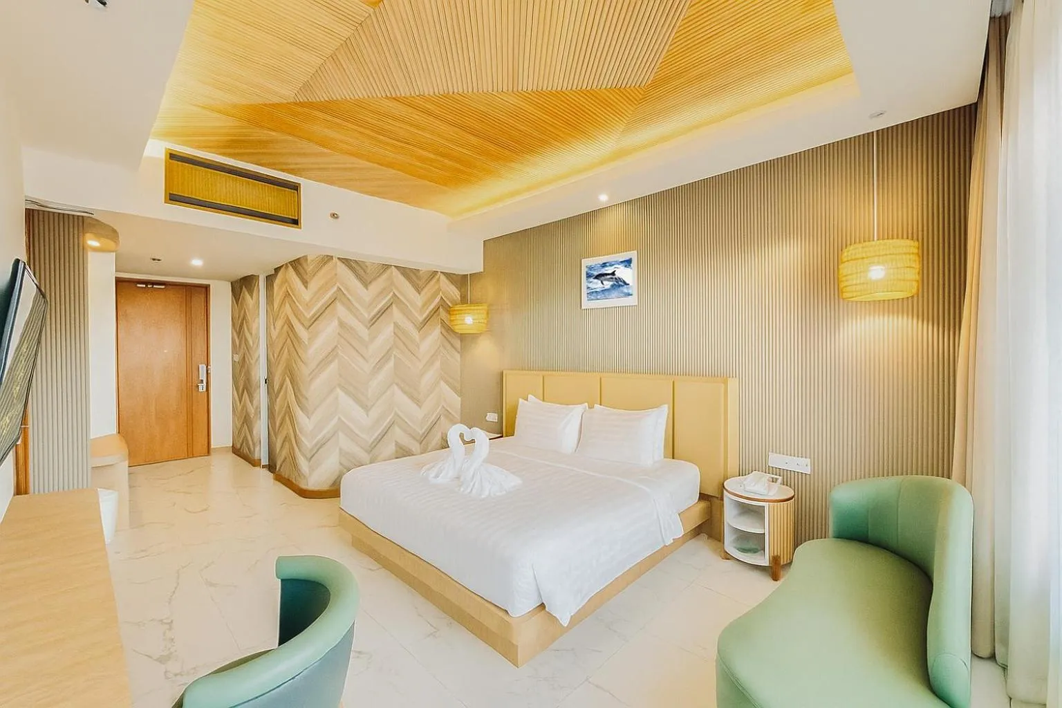 Photo of the whole room, Bed in Queen of the South Beach Resort