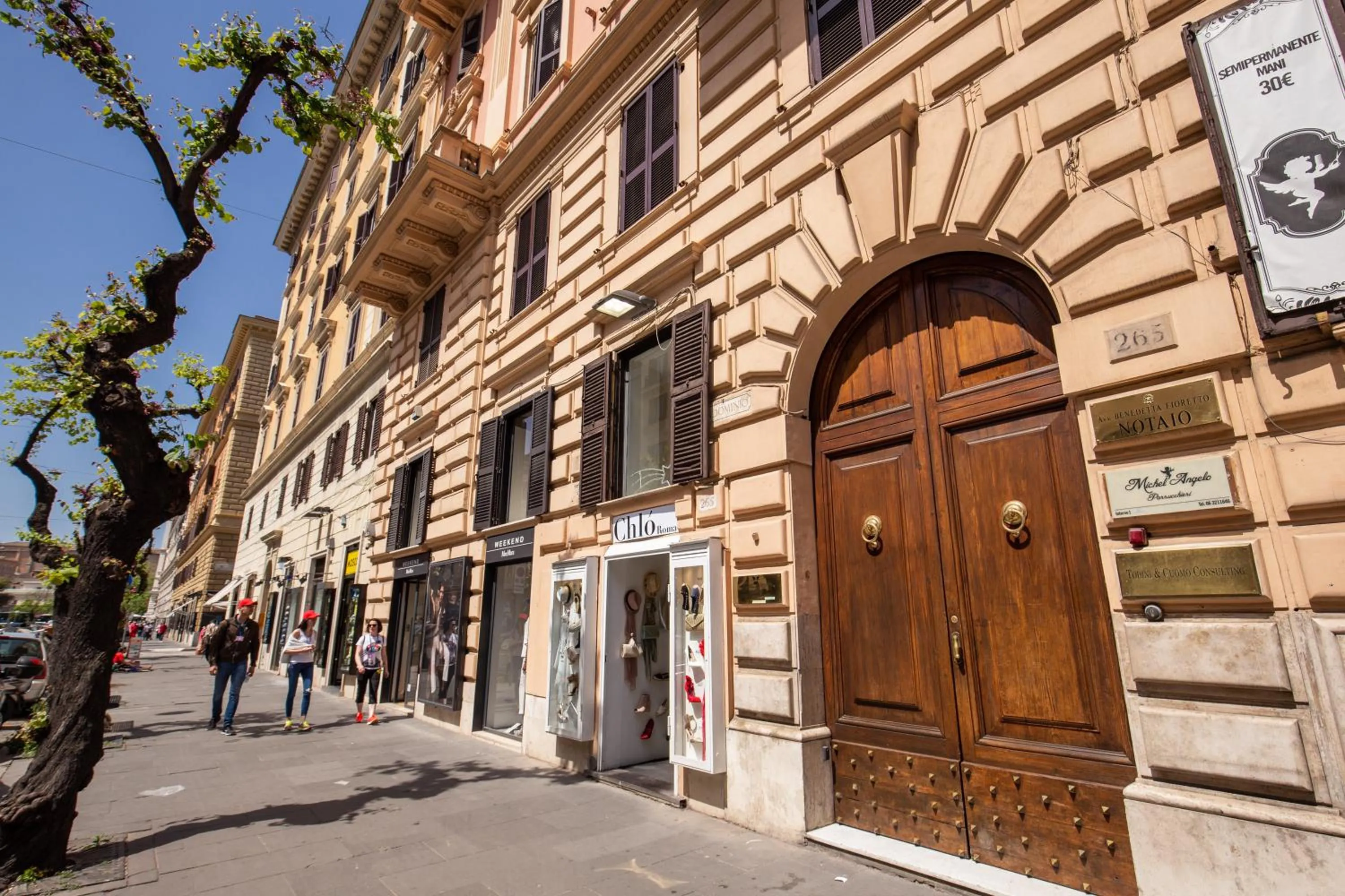 Facade/entrance in Chester Suites