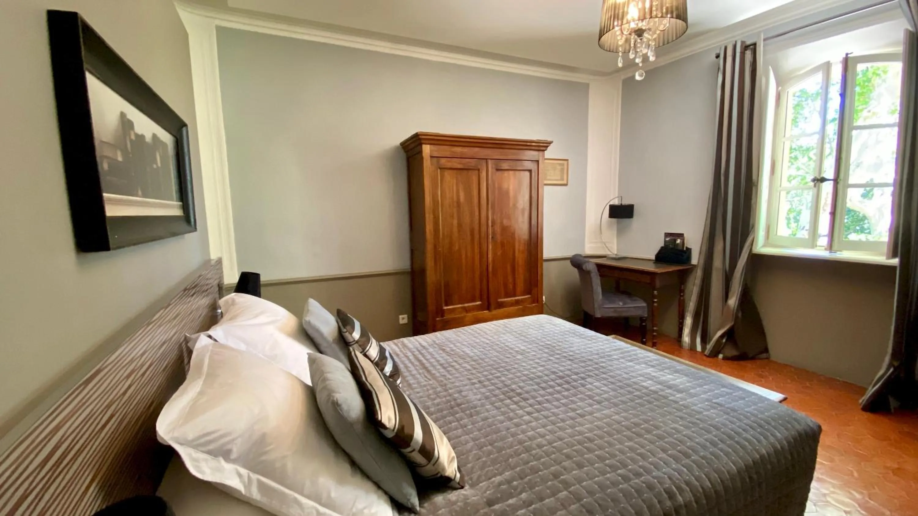 Photo of the whole room in B&B Maison d'Hôtes - Château de Jouques