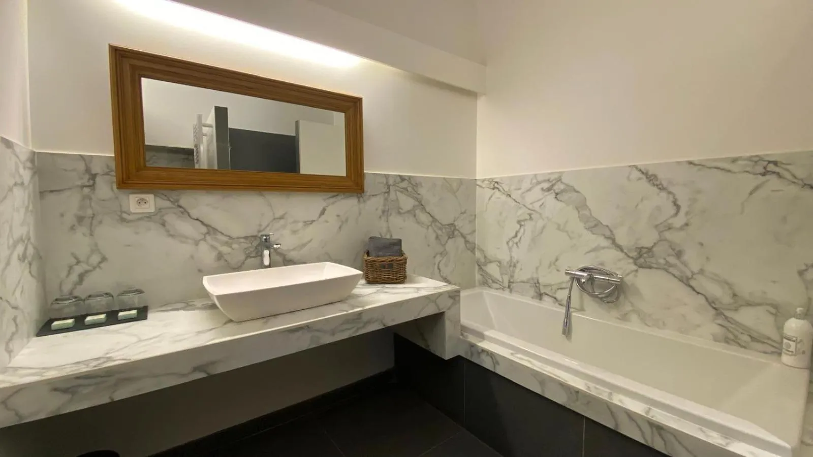 Shower in B&B Maison d'Hôtes - Château de Jouques