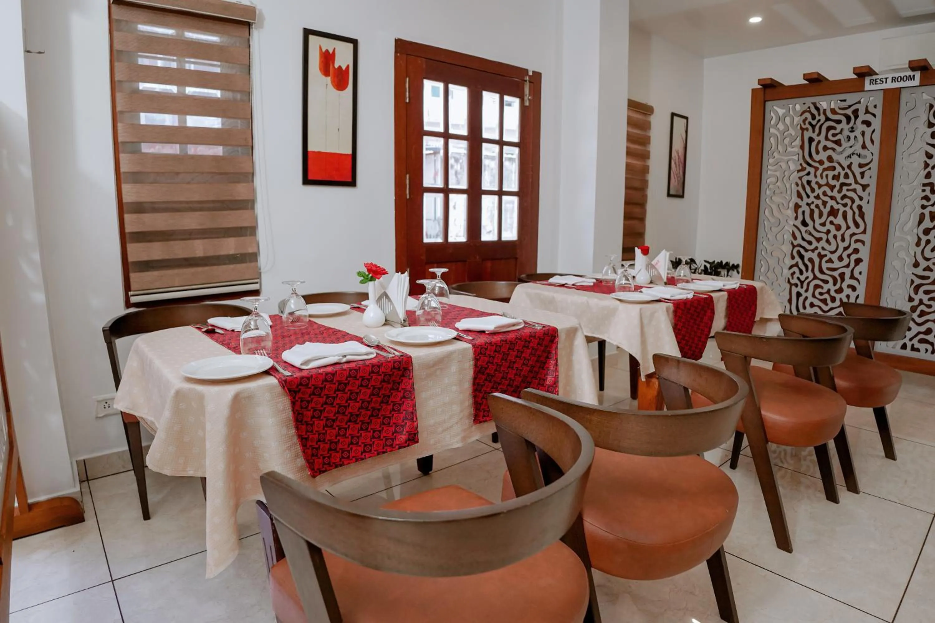 Restaurant/places to eat in Queens Hotel