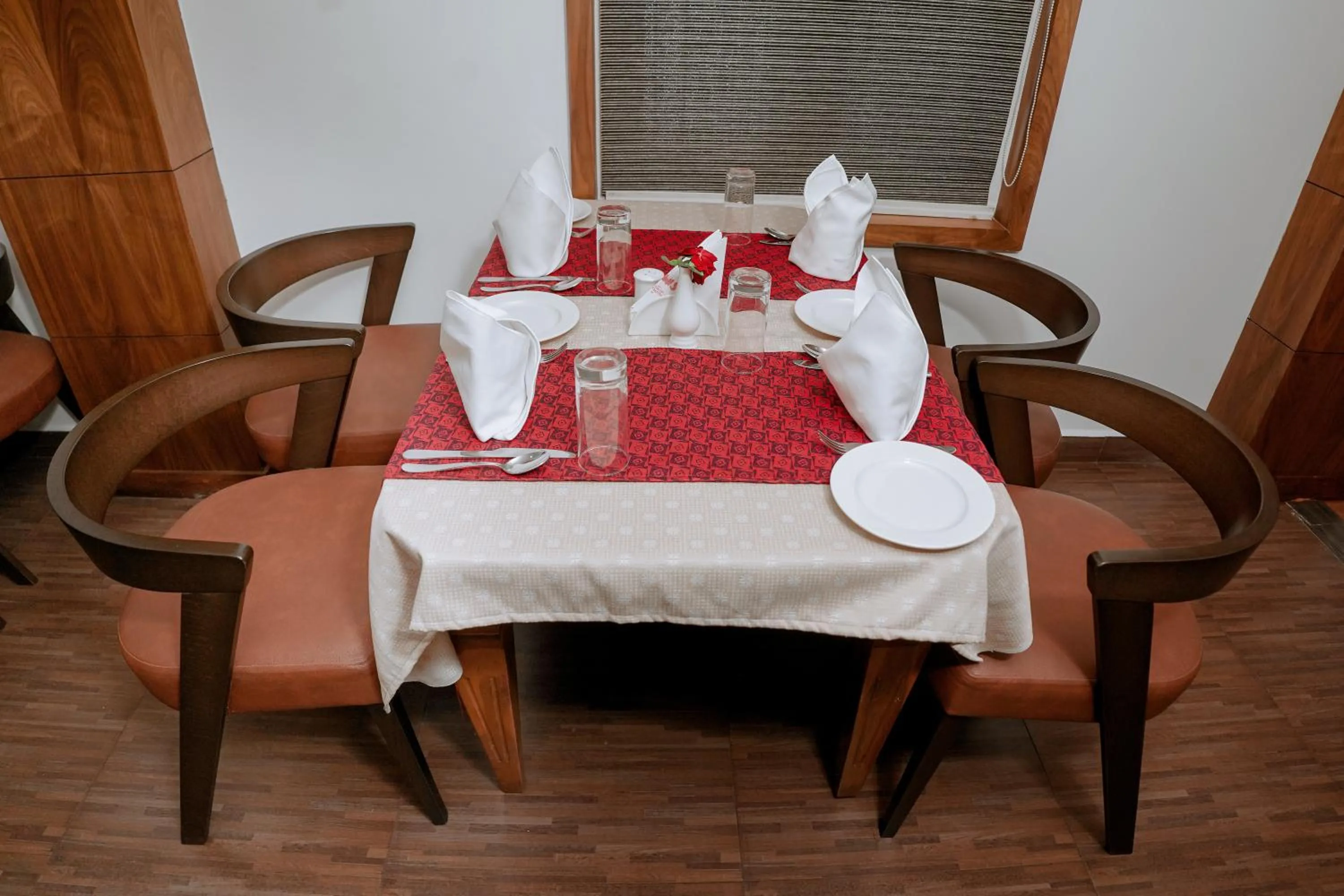 Food and drinks in Queens Hotel